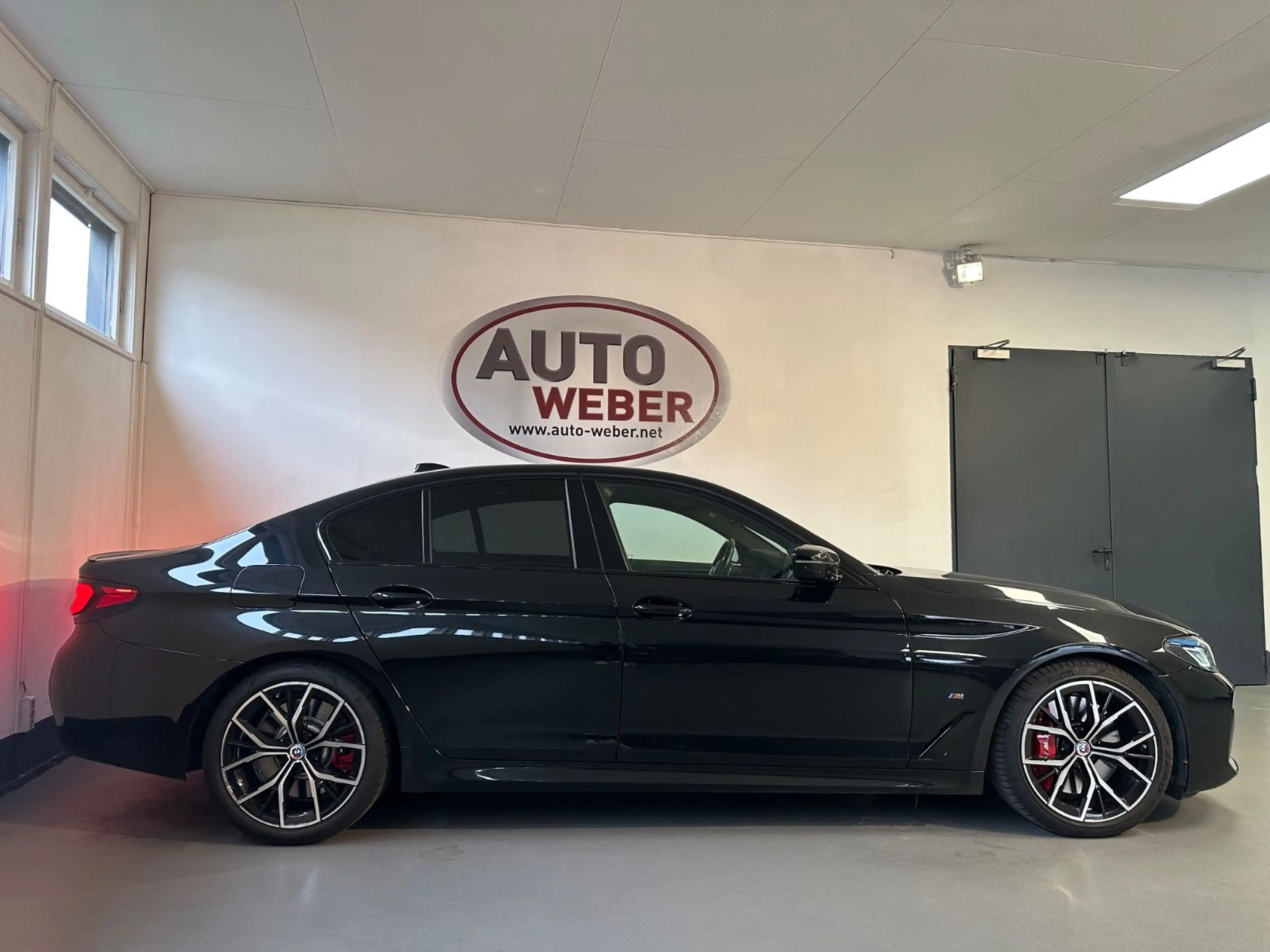 BMW 550 I A X DRIVE*LEDER*NAVI*GSD*HEAD UP*STDHZ*LED — photo 7