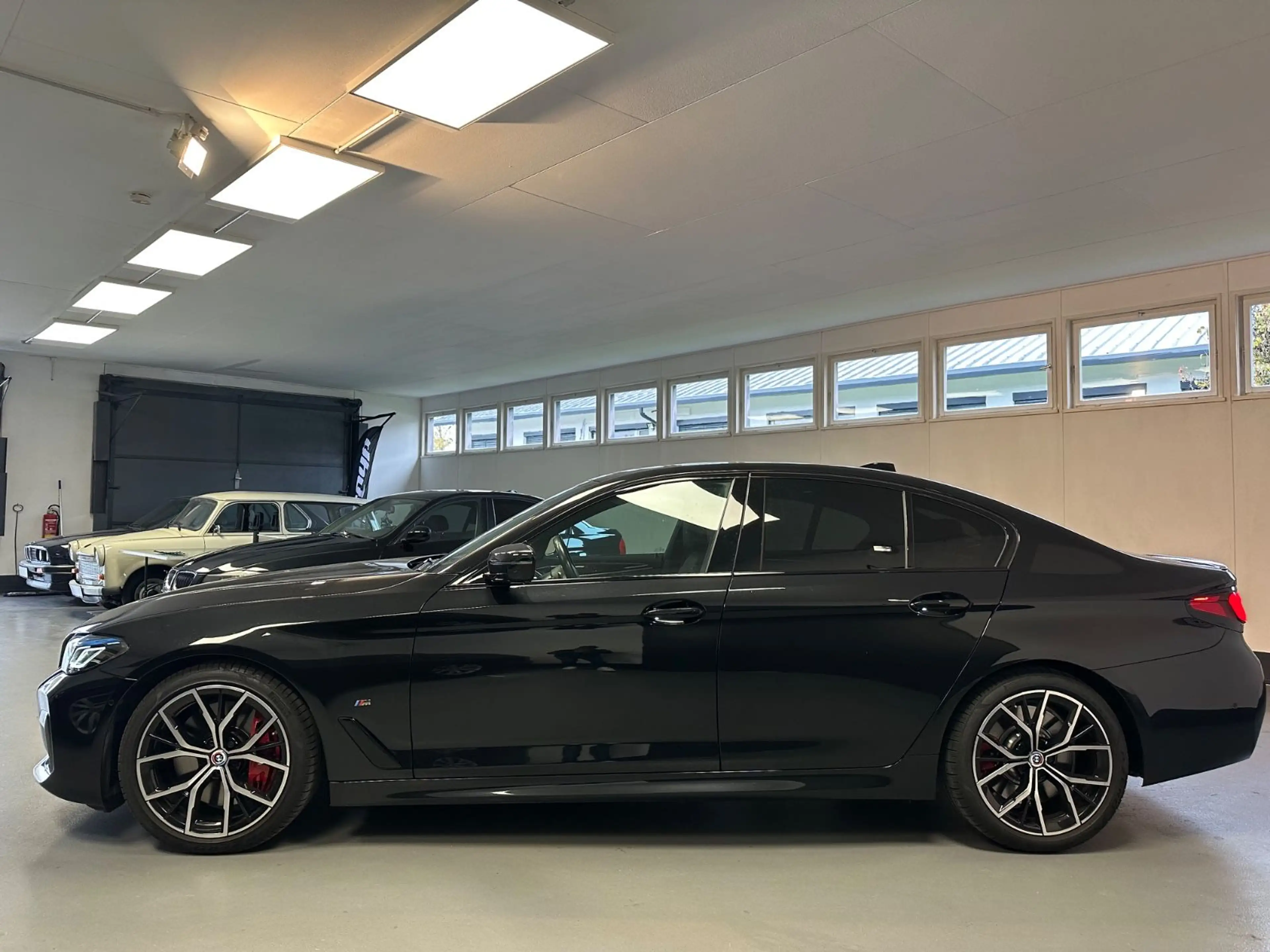 BMW 550 I A X DRIVE*LEDER*NAVI*GSD*HEAD UP*STDHZ*LED — photo 9