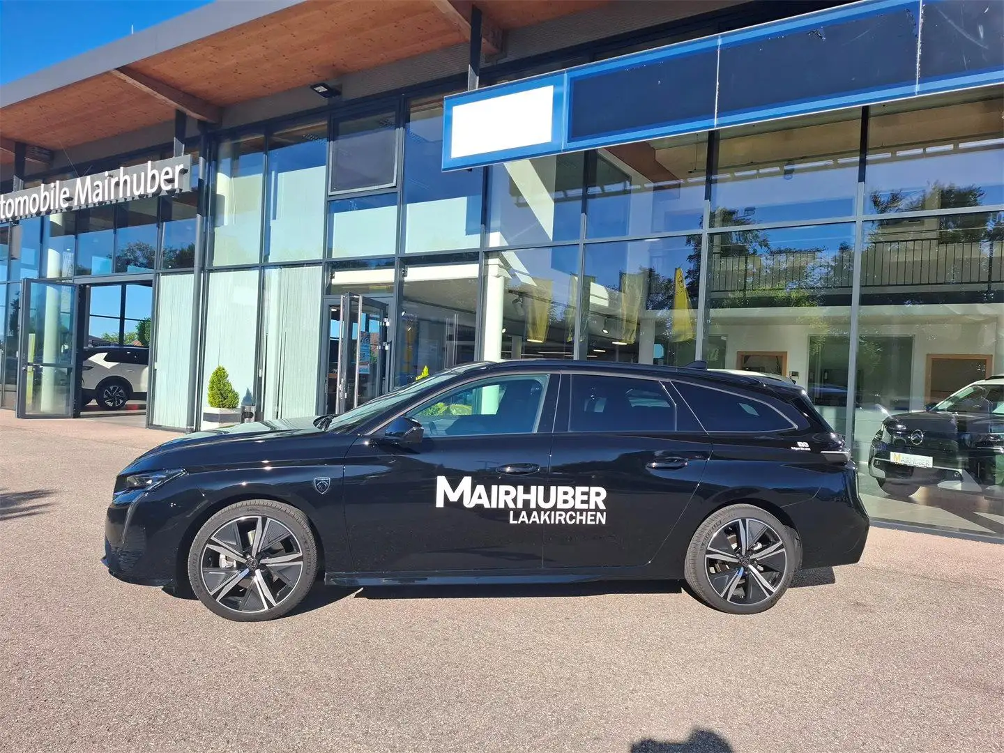 Peugeot 308 SW GT Hybrid 145 e-DCS6 Schwarz - 2