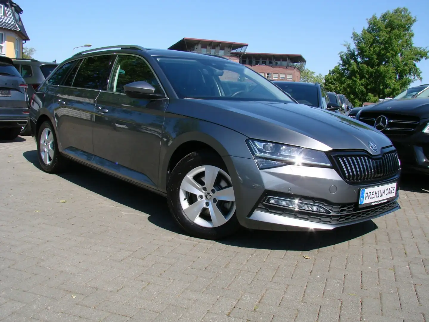 Skoda Superb 2.0TDI Style Pano ACC Columbus Standheizung Gris - 1