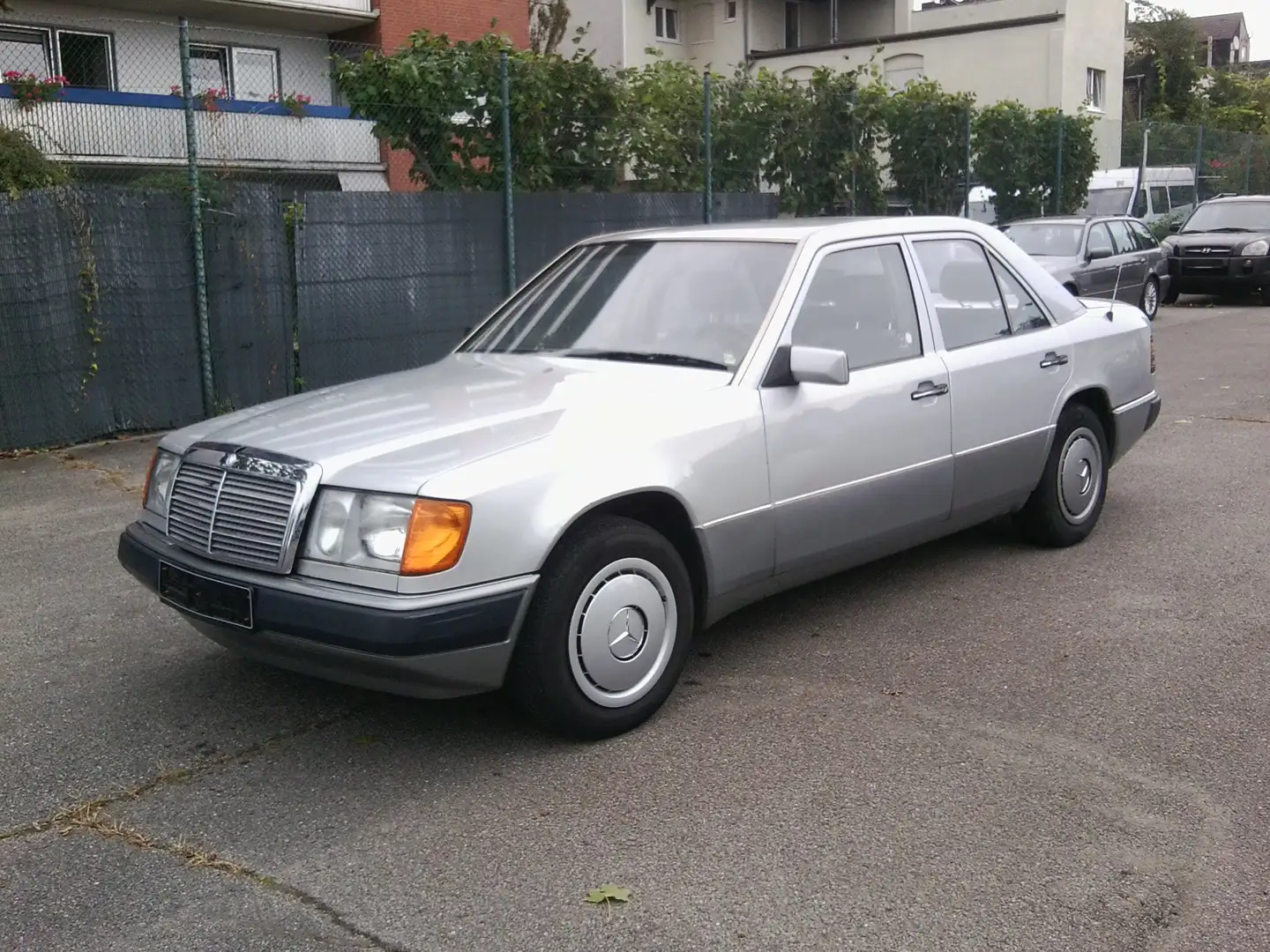 Mercedes-Benz E 230 E -Klasse Lim.(BM 124) Automatik /el.SD/TÜV NEU Stříbrná - 1