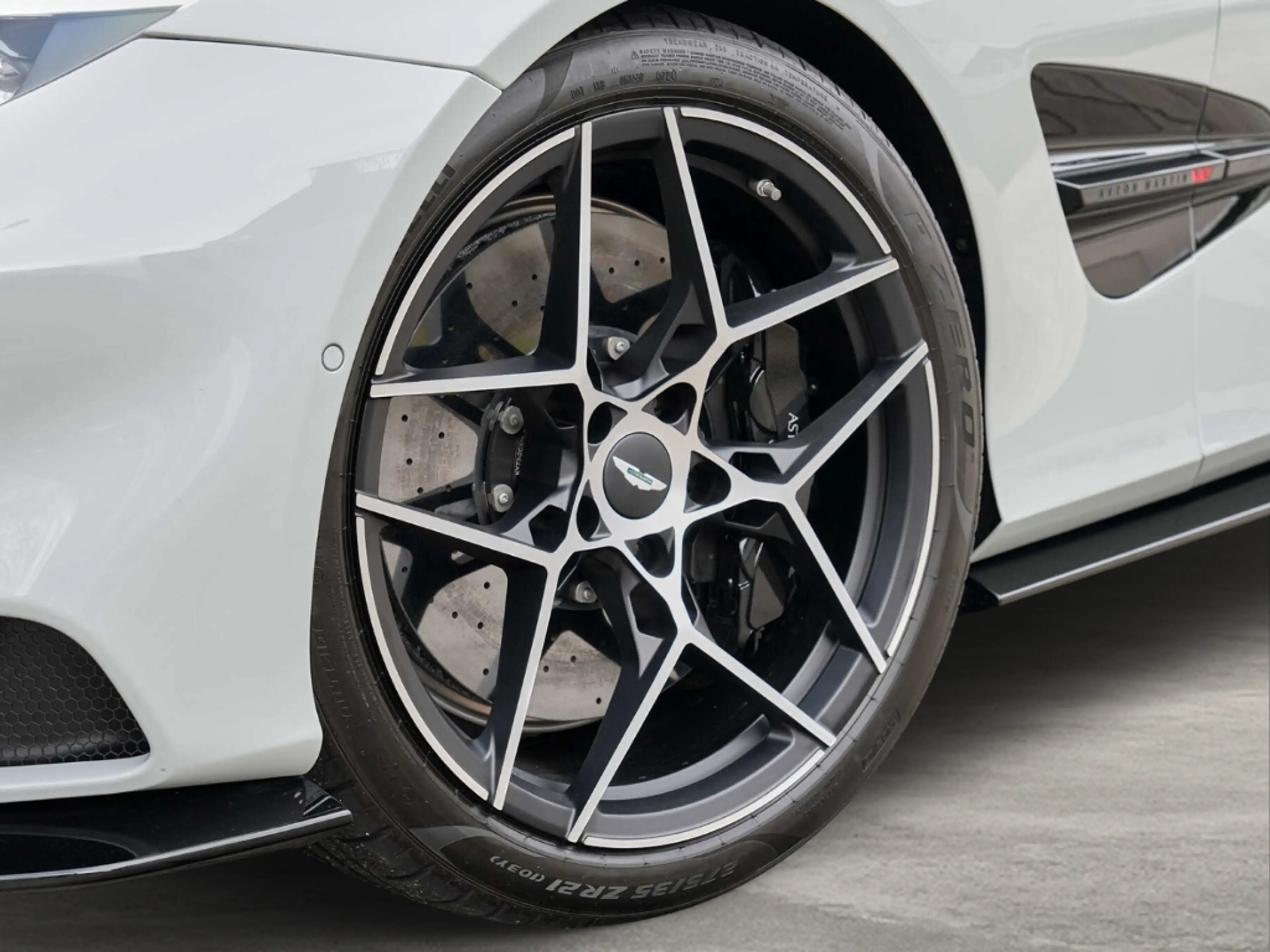 Aston Martin Vanquish V12 Coupe Apex Grey / Phantom Grey — photo 12