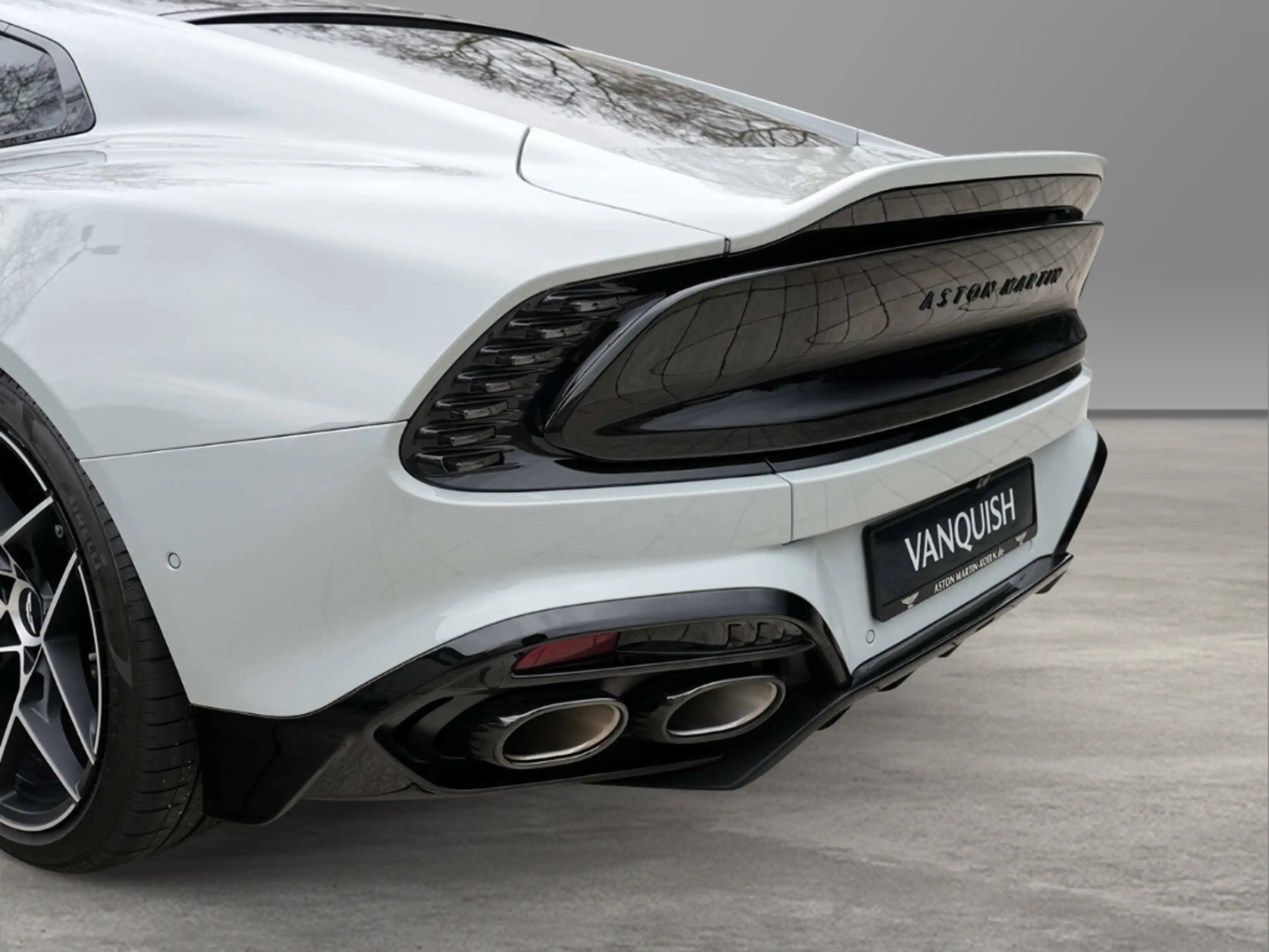 Aston Martin Vanquish V12 Coupe Apex Grey / Phantom Grey — photo 14