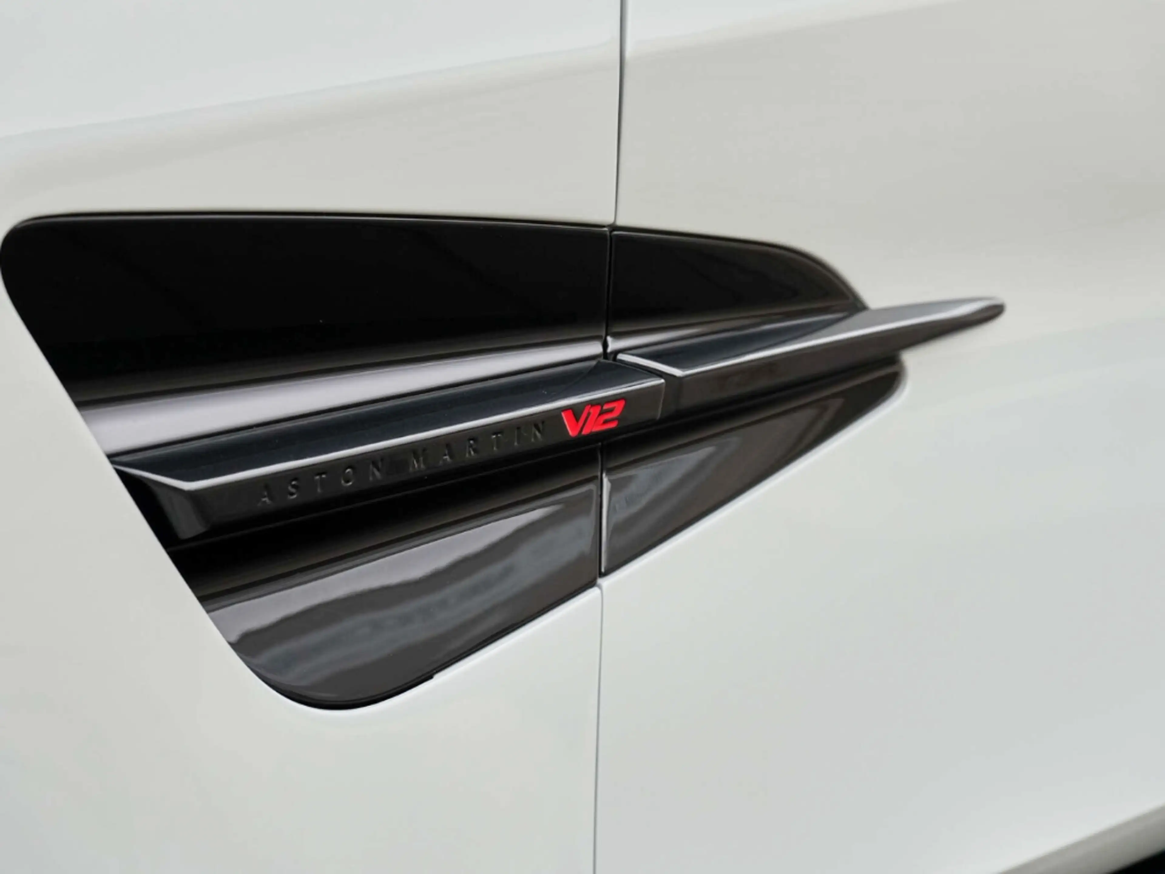 Aston Martin Vanquish V12 Coupe Apex Grey / Phantom Grey — photo 13