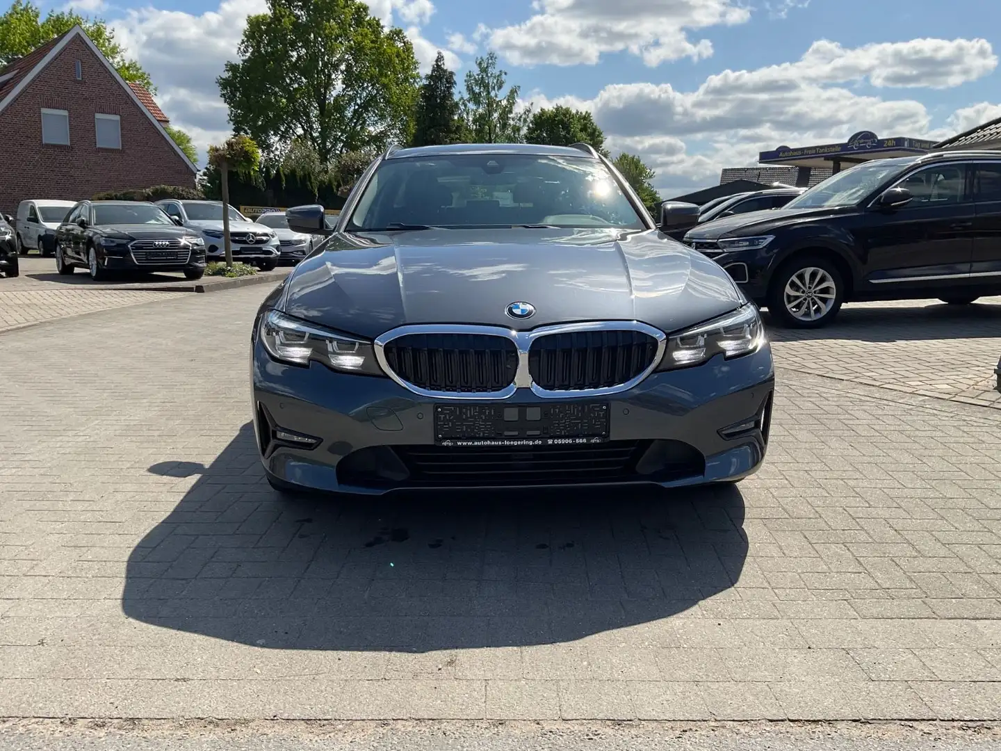 BMW 320 d xDrive Touring,AHK,LED,Navi,VirtualCockpit Grau - 2