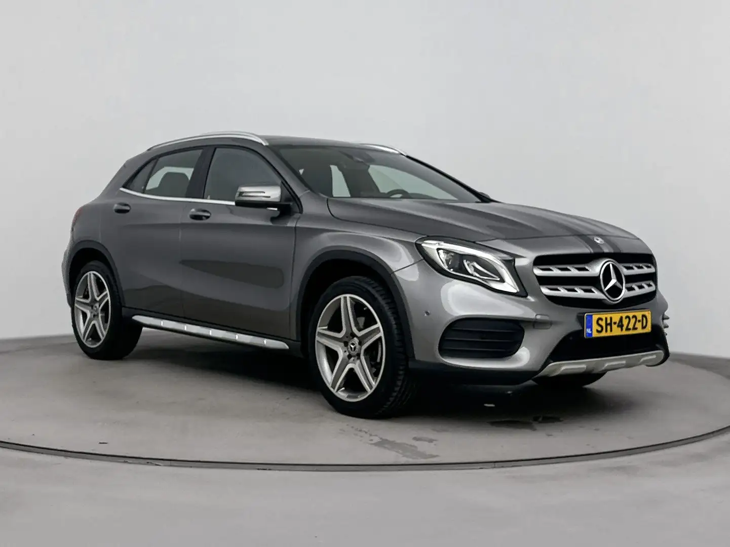 Mercedes-Benz GLA 180 Business Solution AMG |  1ste Eigenaar | NL-Auto | Grijs - 2