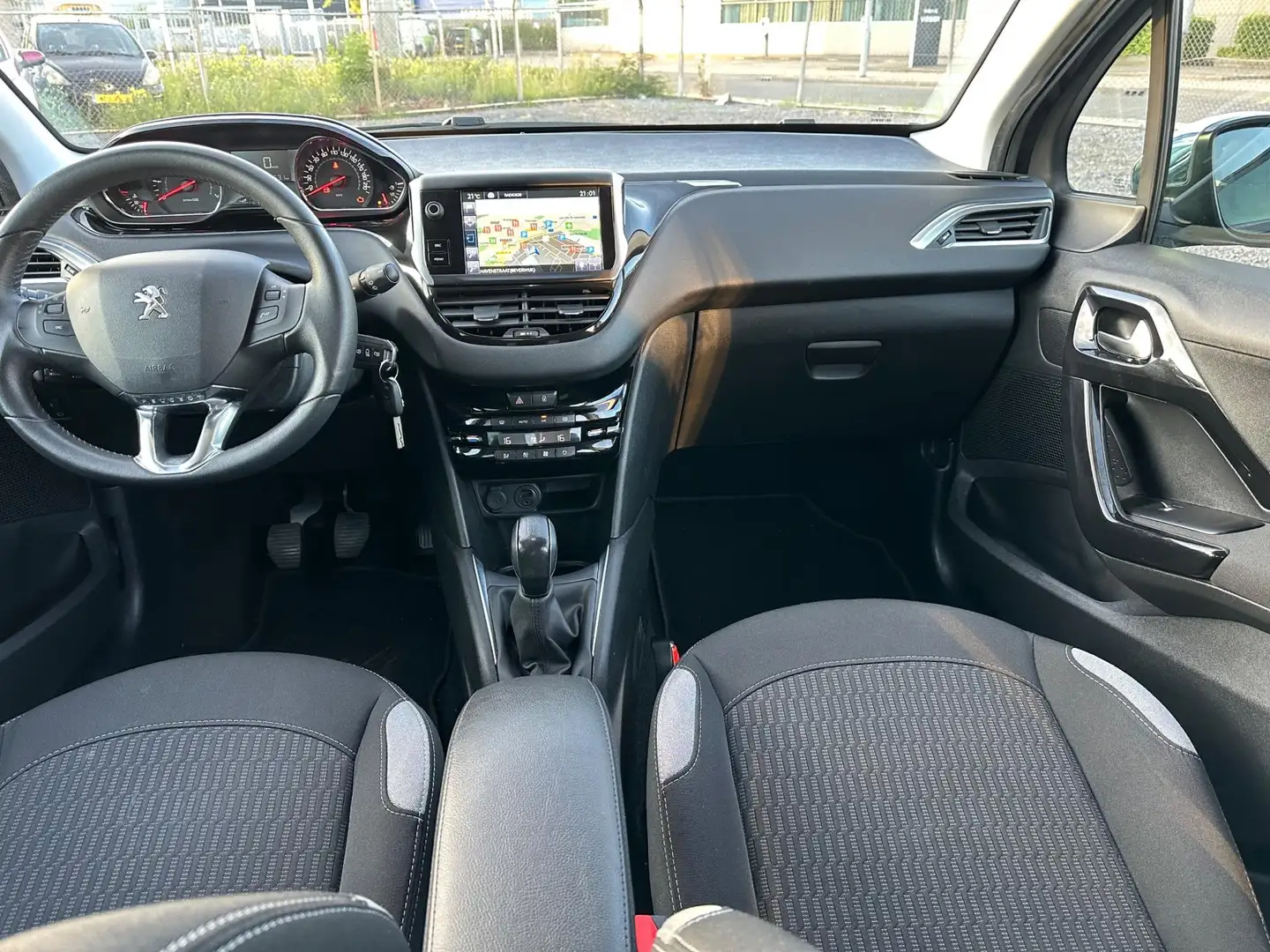 Peugeot 208 1.2 PureTech Style Pack Plus/NAVI/PANO/NW APK Gris - 2