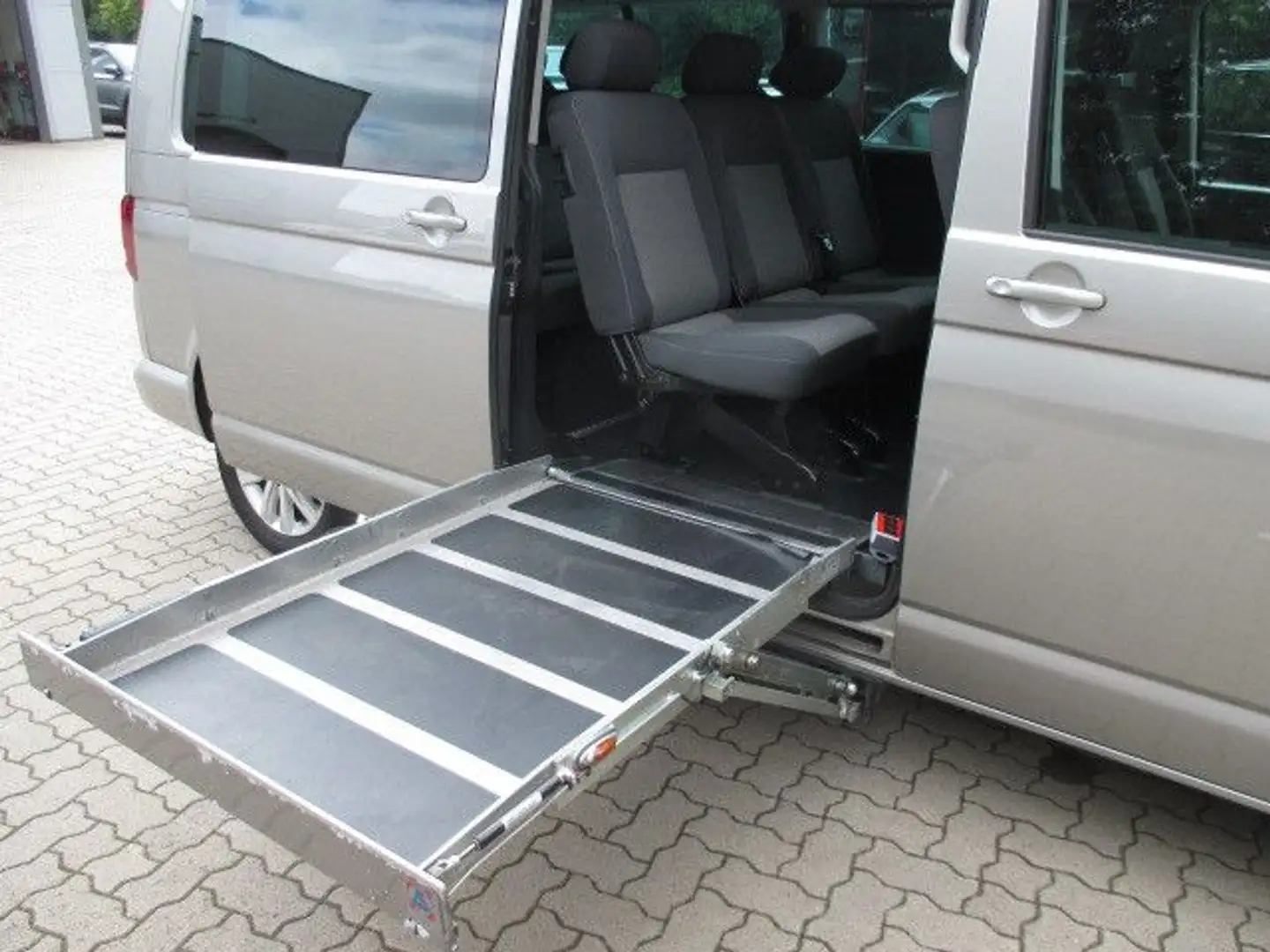 Volkswagen T5 Transporter T5 Caravelle 2.0 TDI DSG Comf. LR ROLLSTUHLRAMPE Beige - 2