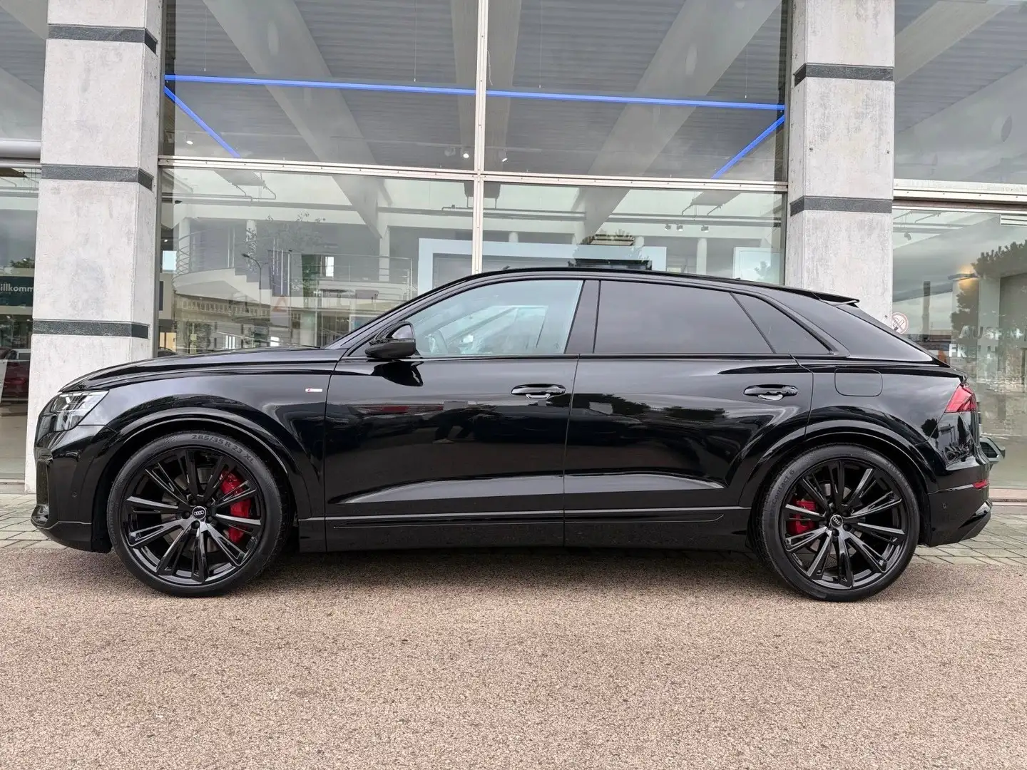 Audi Q8 NEW Q8 60 PLUGIN 490PK S-EDITION VOL/4W/23/PAN-25% Negru - 1