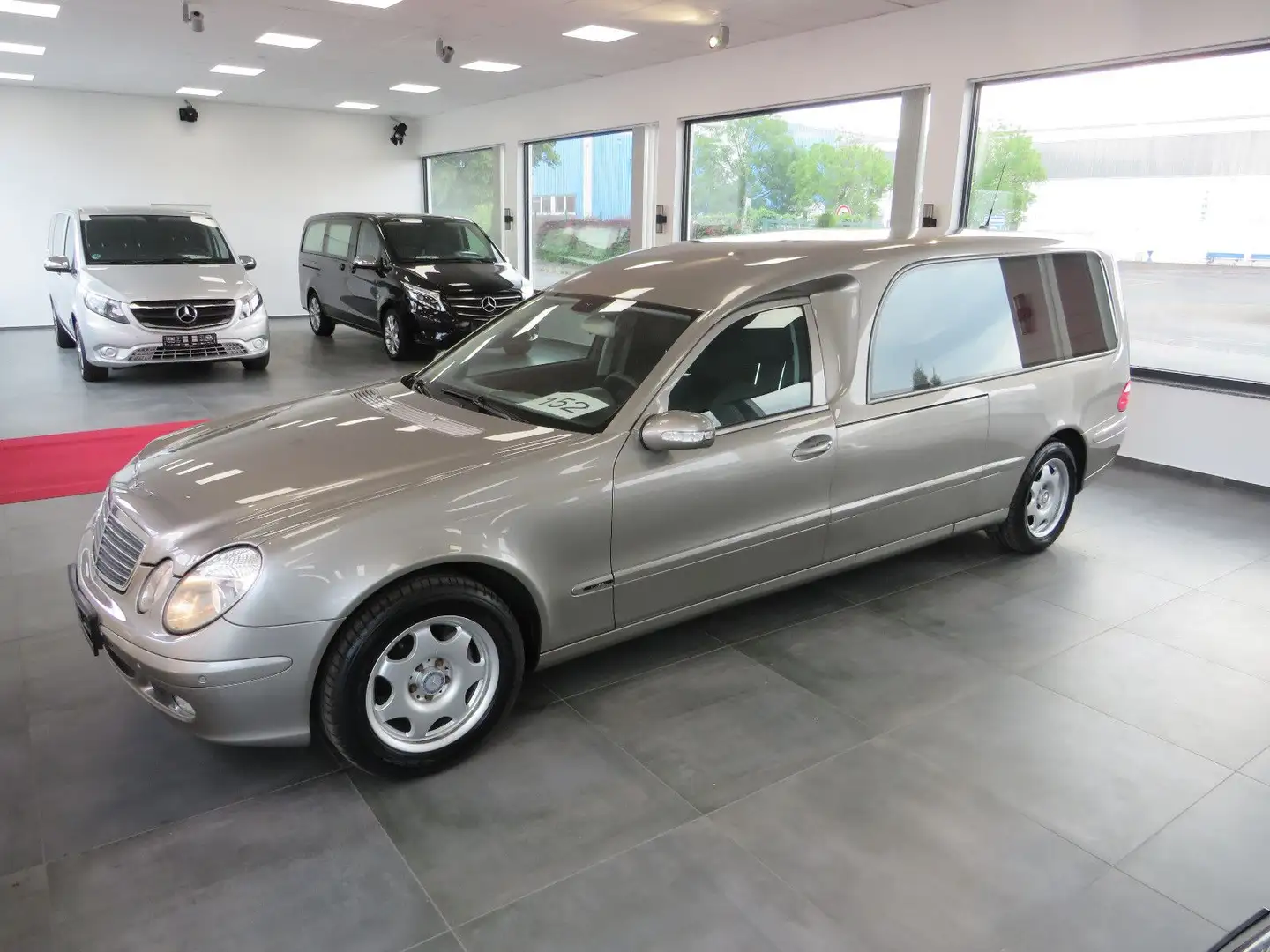 Mercedes-Benz E 270 E270CDI Welsch Bestattungswagen / Leichenwagen Silver - 1