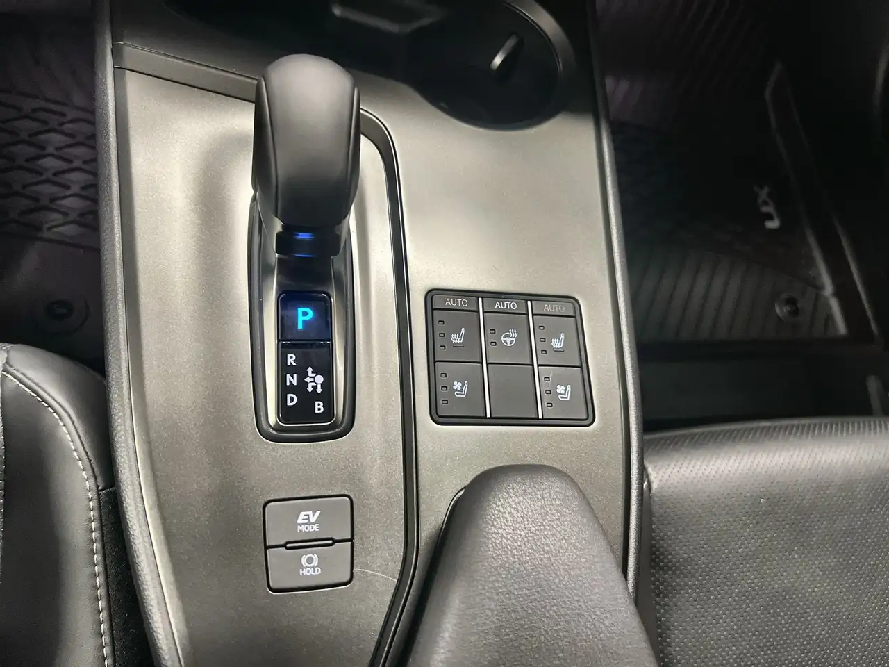 Lexus UX 300h снимка Lexus UX 300h