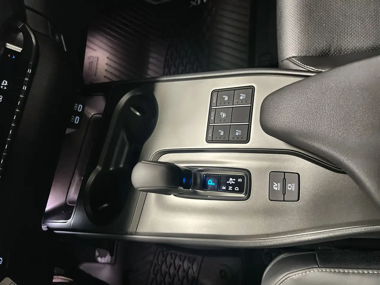 Lexus UX 300h снимка Lexus UX 300h