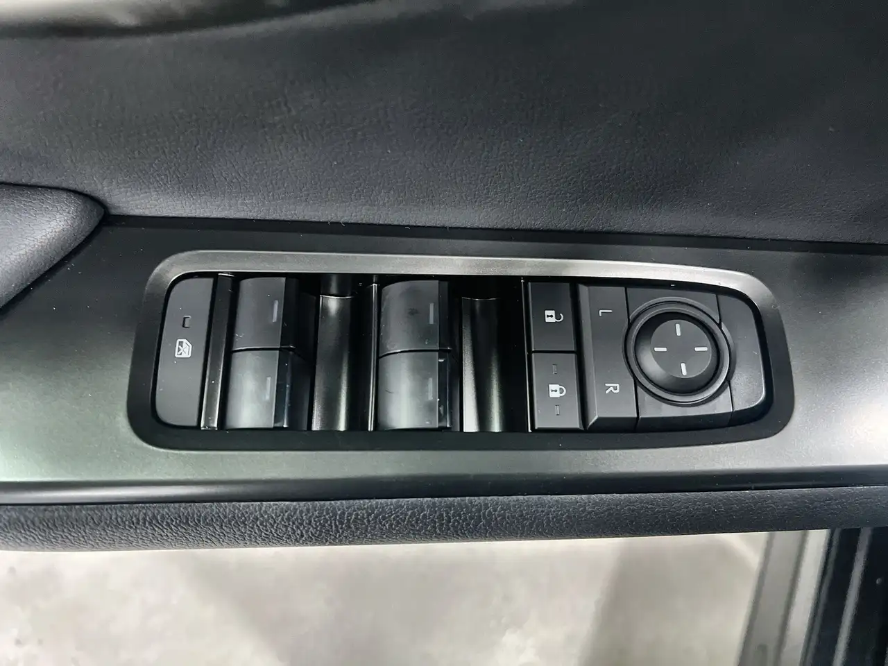 Lexus UX 300h снимка Lexus UX 300h