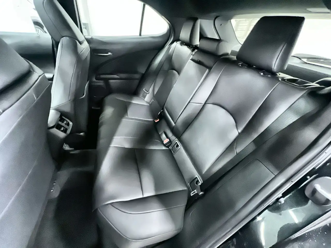 Lexus UX 300h снимка Lexus UX 300h