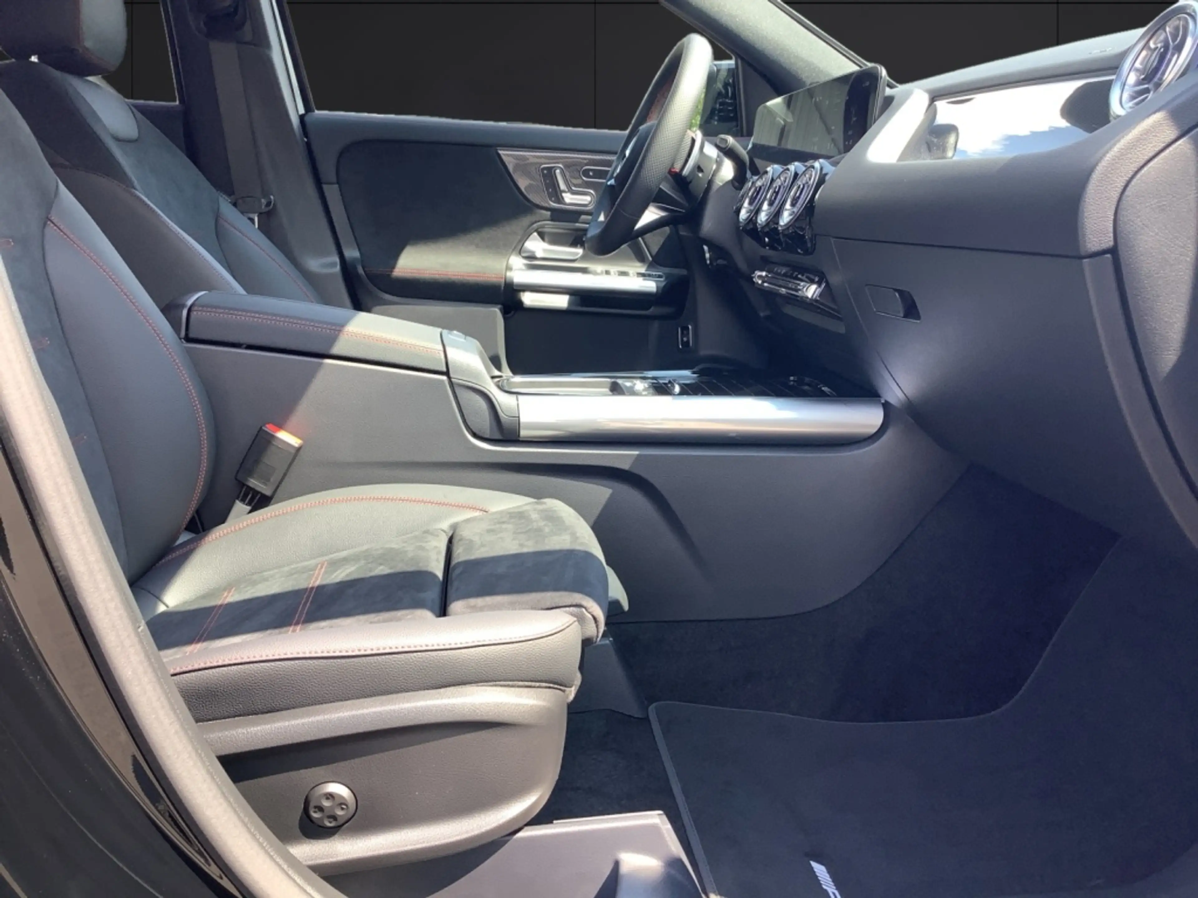 Mercedes-Benz GLA 220 4MATIC AMG+19"+MBUX+MBeam+Night+Ambiente — photo 6