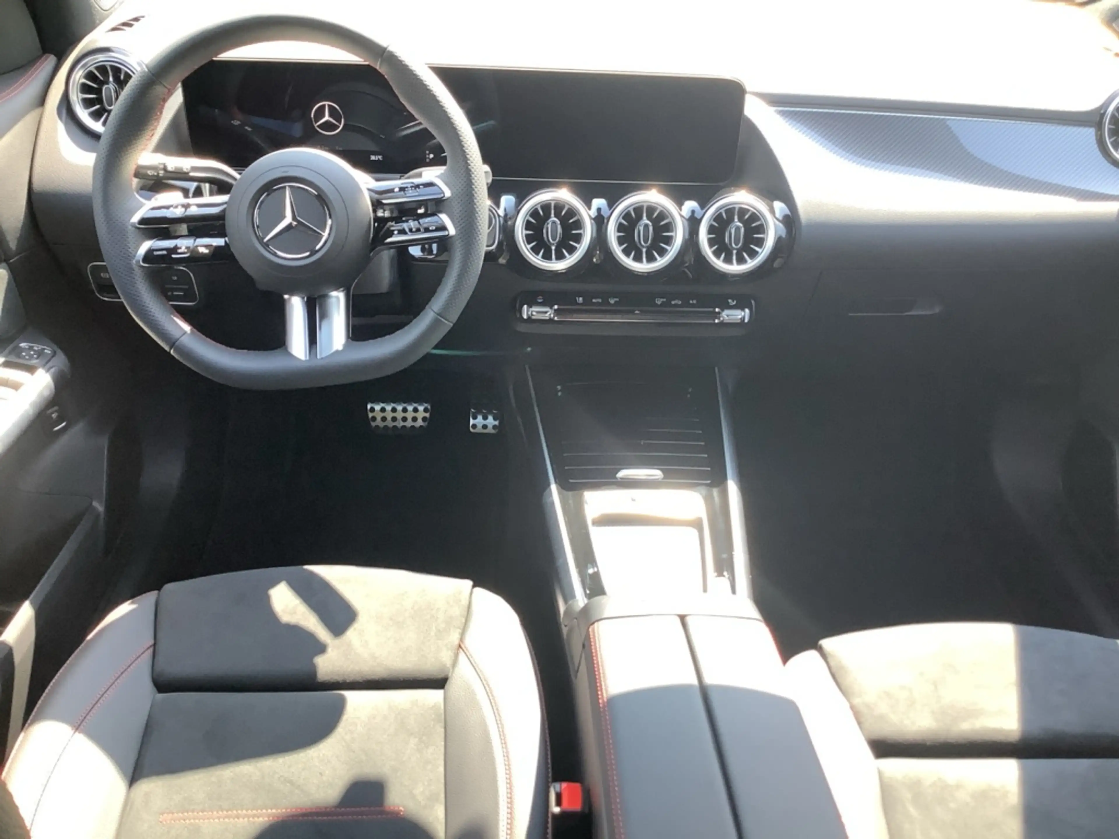 Mercedes-Benz GLA 220 4MATIC AMG+19"+MBUX+MBeam+Night+Ambiente — photo 12