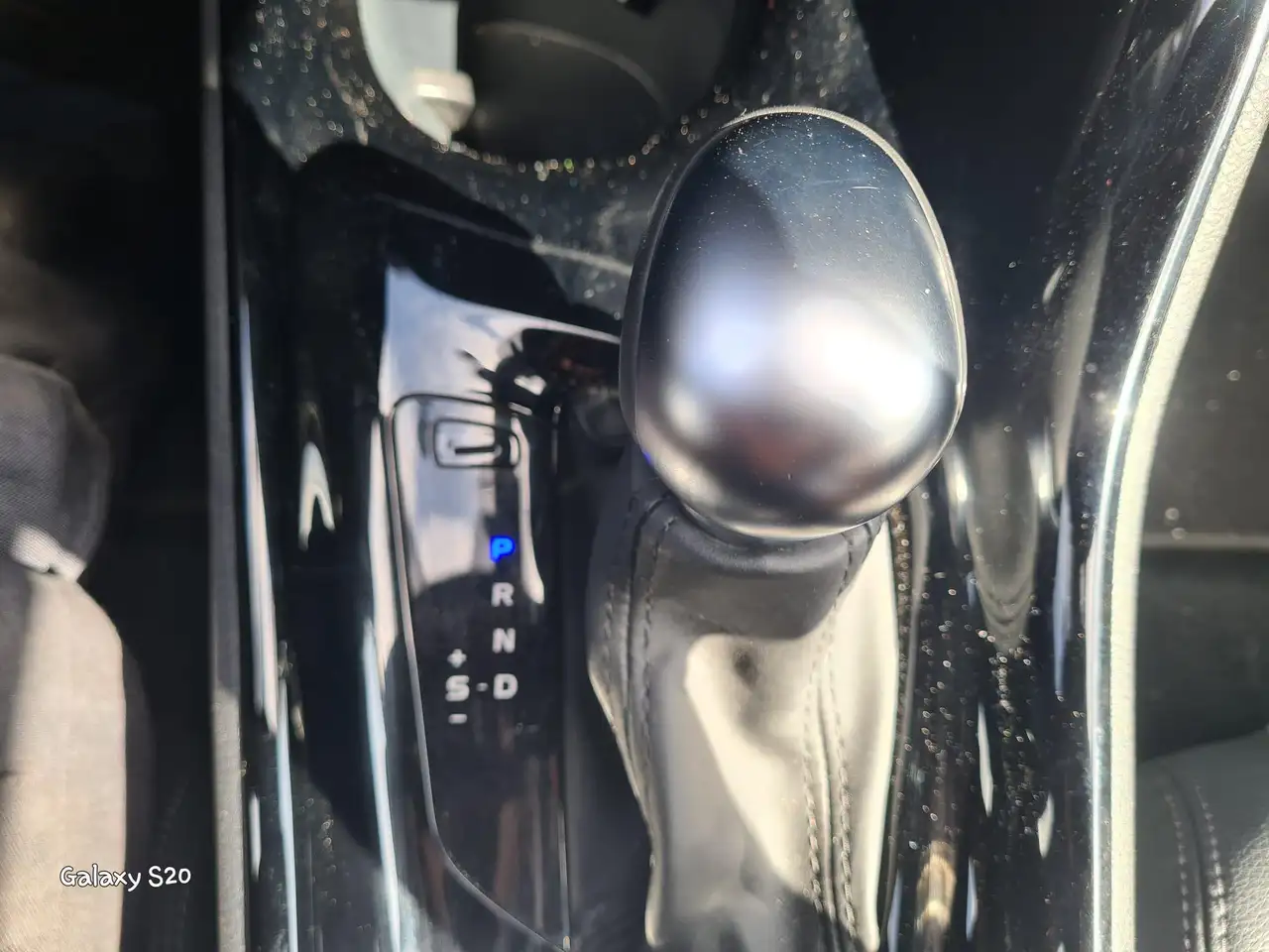 Toyota C-HR 2.0 Hybrid C-HIC Bi-Tone e-CVT 5d 112kW, миниатюра 25