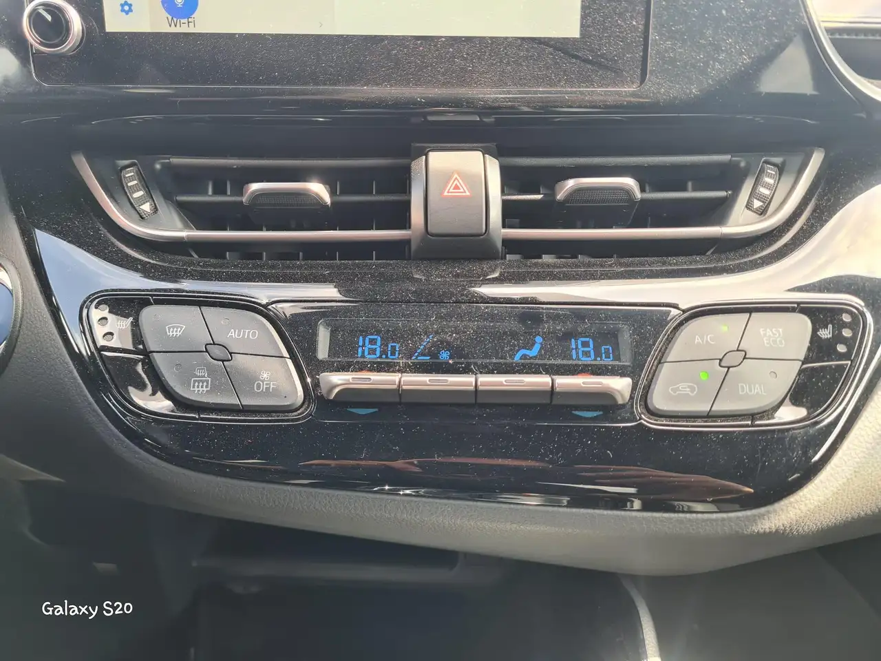 Toyota C-HR 2.0 Hybrid C-HIC Bi-Tone e-CVT 5d 112kW, миниатюра 24