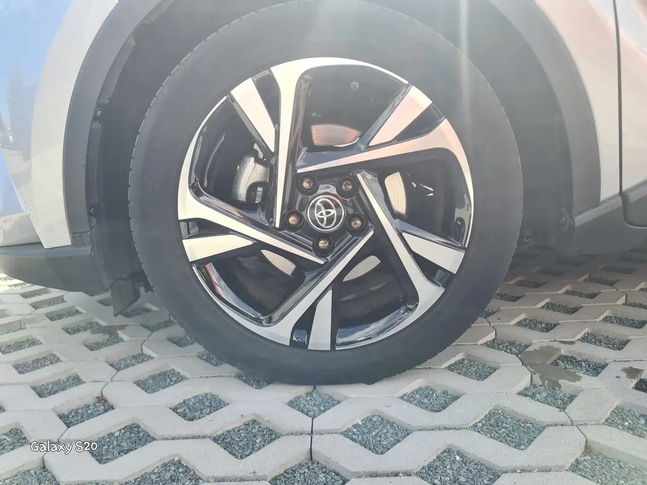 Toyota C-HR 2.0 Hybrid C-HIC Bi-Tone e-CVT 5d 112kW, миниатюра 15