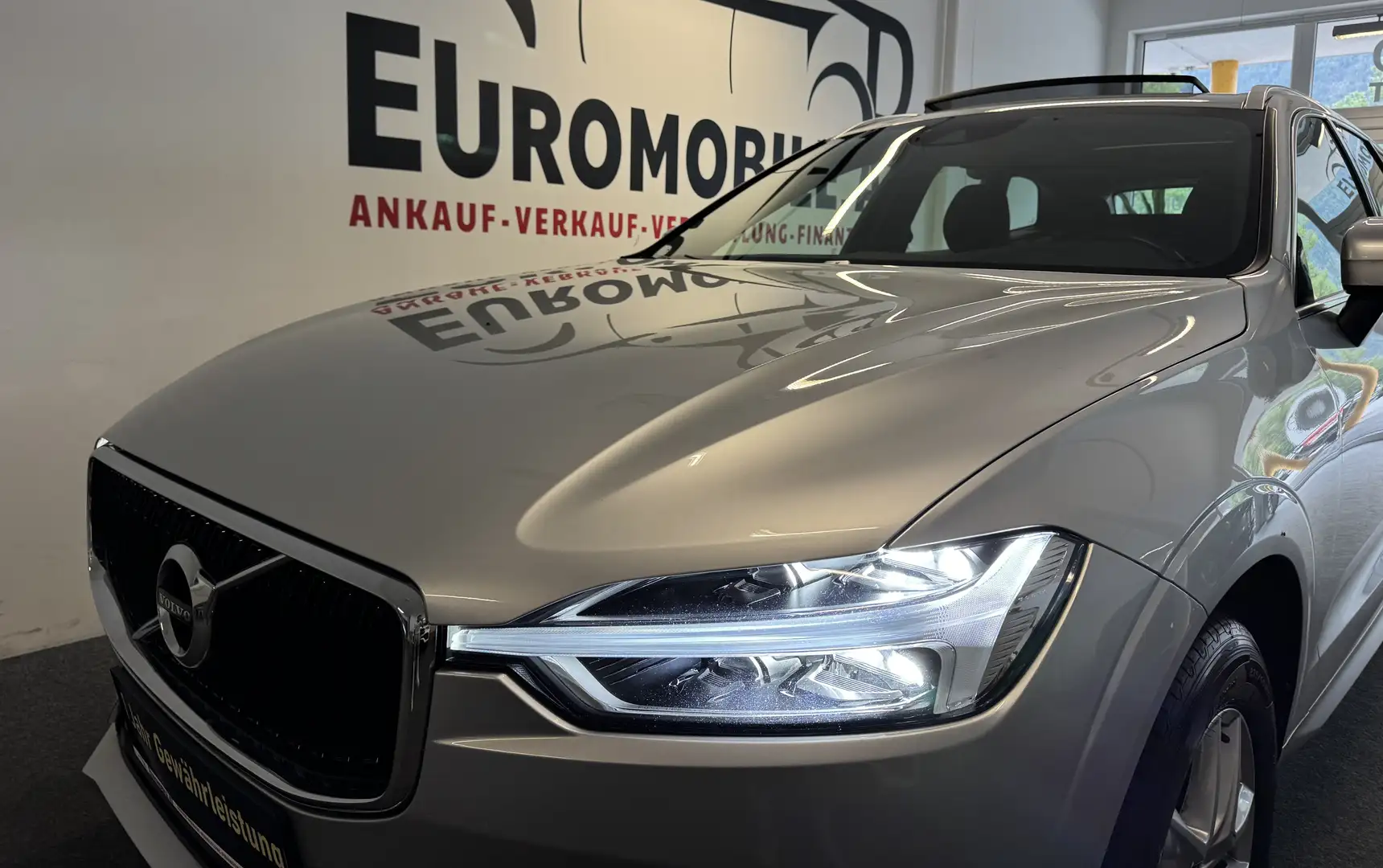 Volvo XC60 Momentum Pro 2WD AHK*PANO*RFK*H&K*LED*VOLL-LEDER* Grau - 2