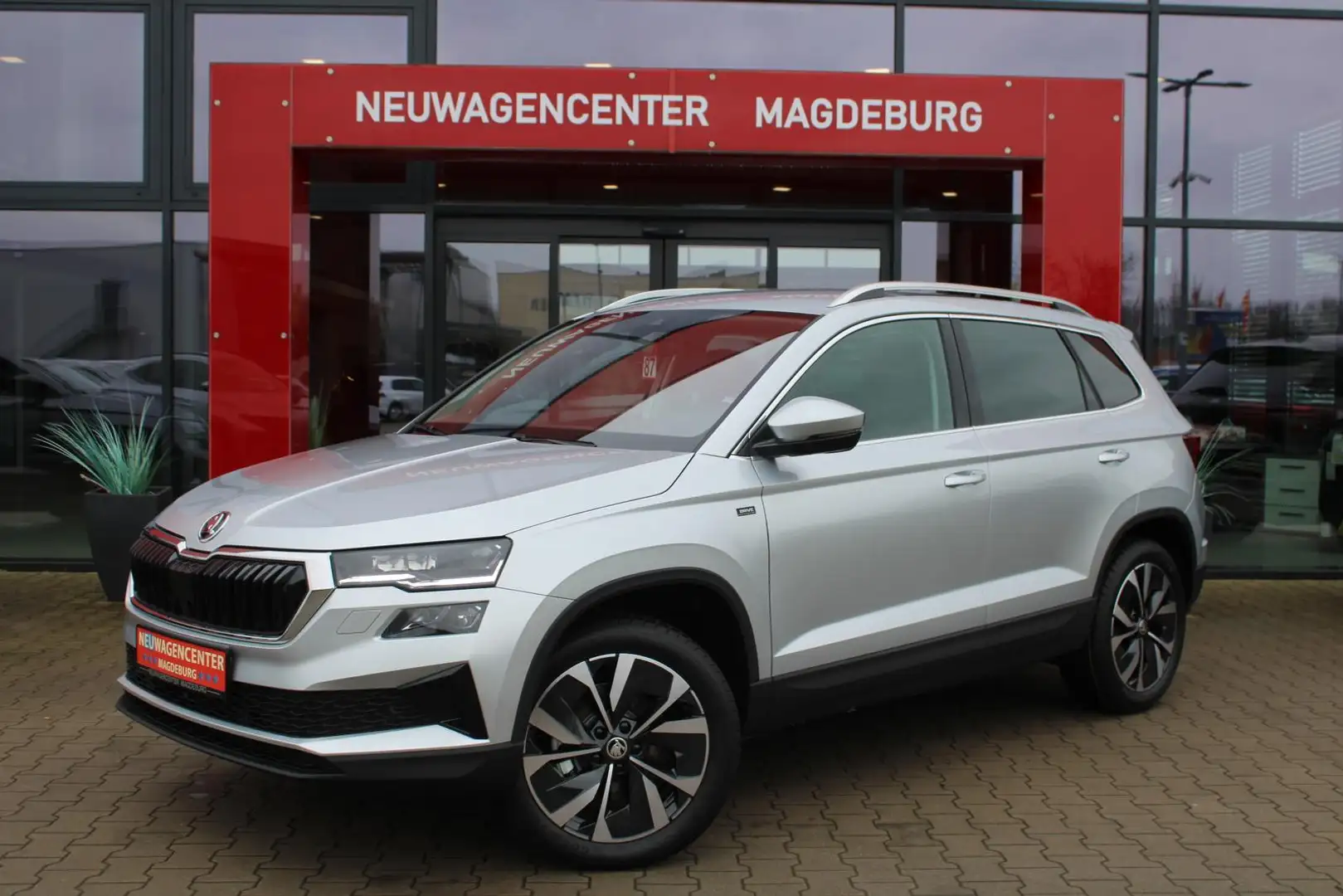 Skoda Karoq 2.0 TDI DSG 4x4 *AHK*KAMERA*ACC*4xSHZ*el.HECKKLA.* Silber - 1
