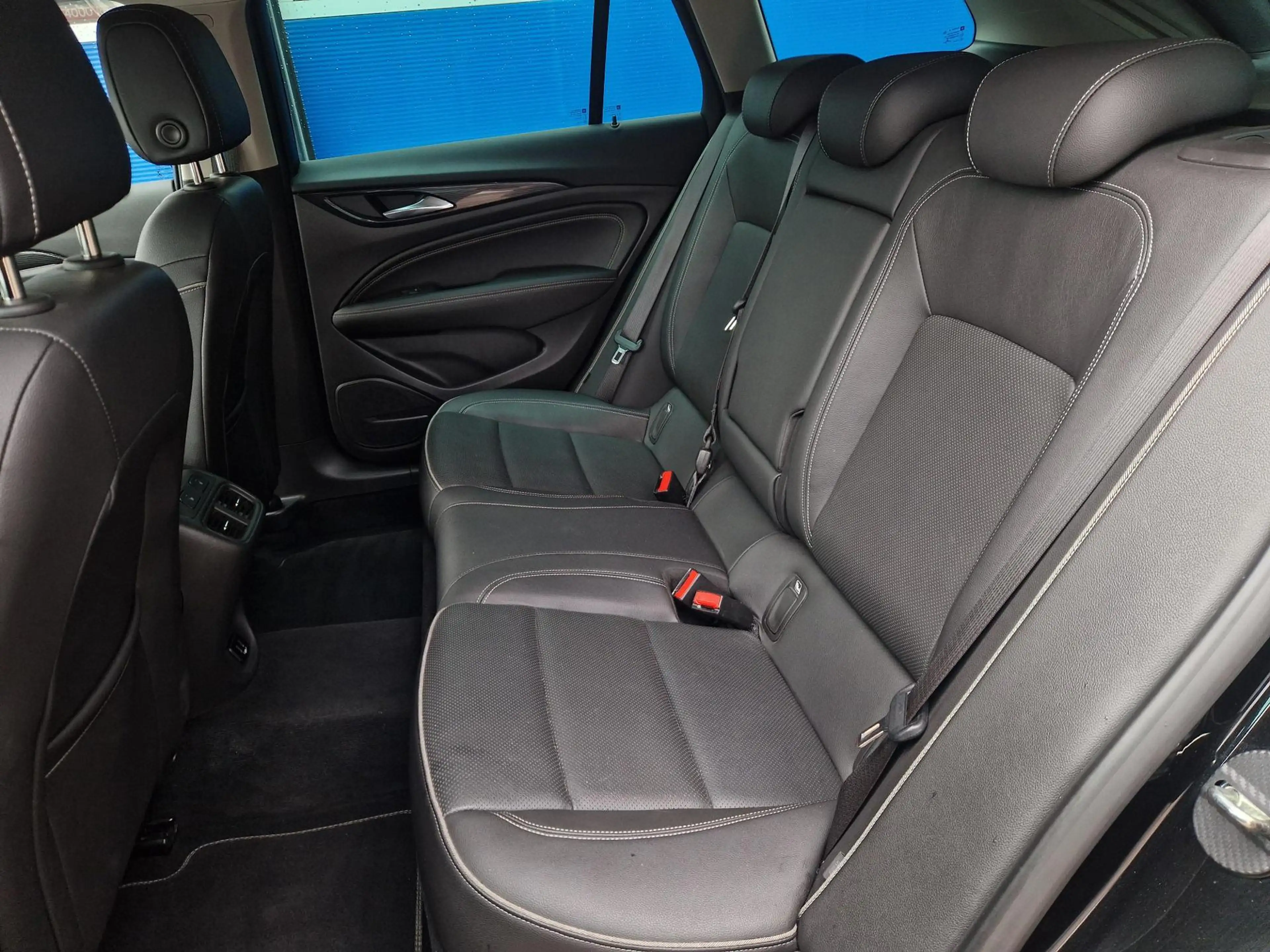 Opel Insignia SPORTS TOURER 2.0 Turbo 4x4 Innovation / Automaat — photo 4