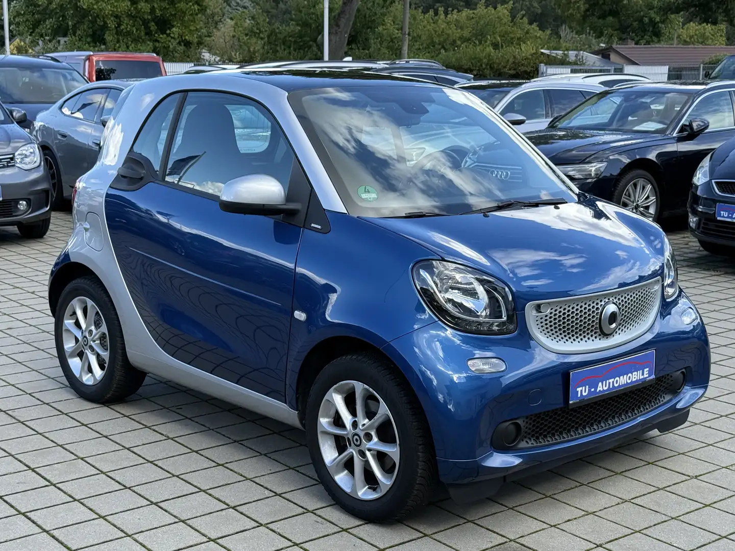 smart forTwo coupe 52kW DCT PANO-SHZ-PDC-TEMPOMAT-1.HAND-4TKM Blau - 1