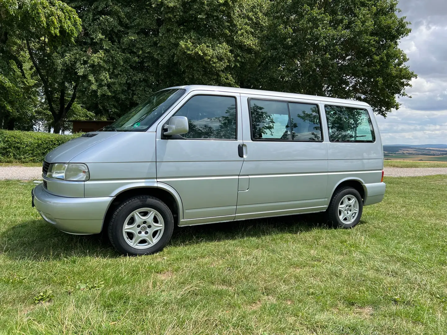 Volkswagen T4 Multivan 2.0i aus 1. Besitz mit erst 76000 km Gümüş rengi - 1
