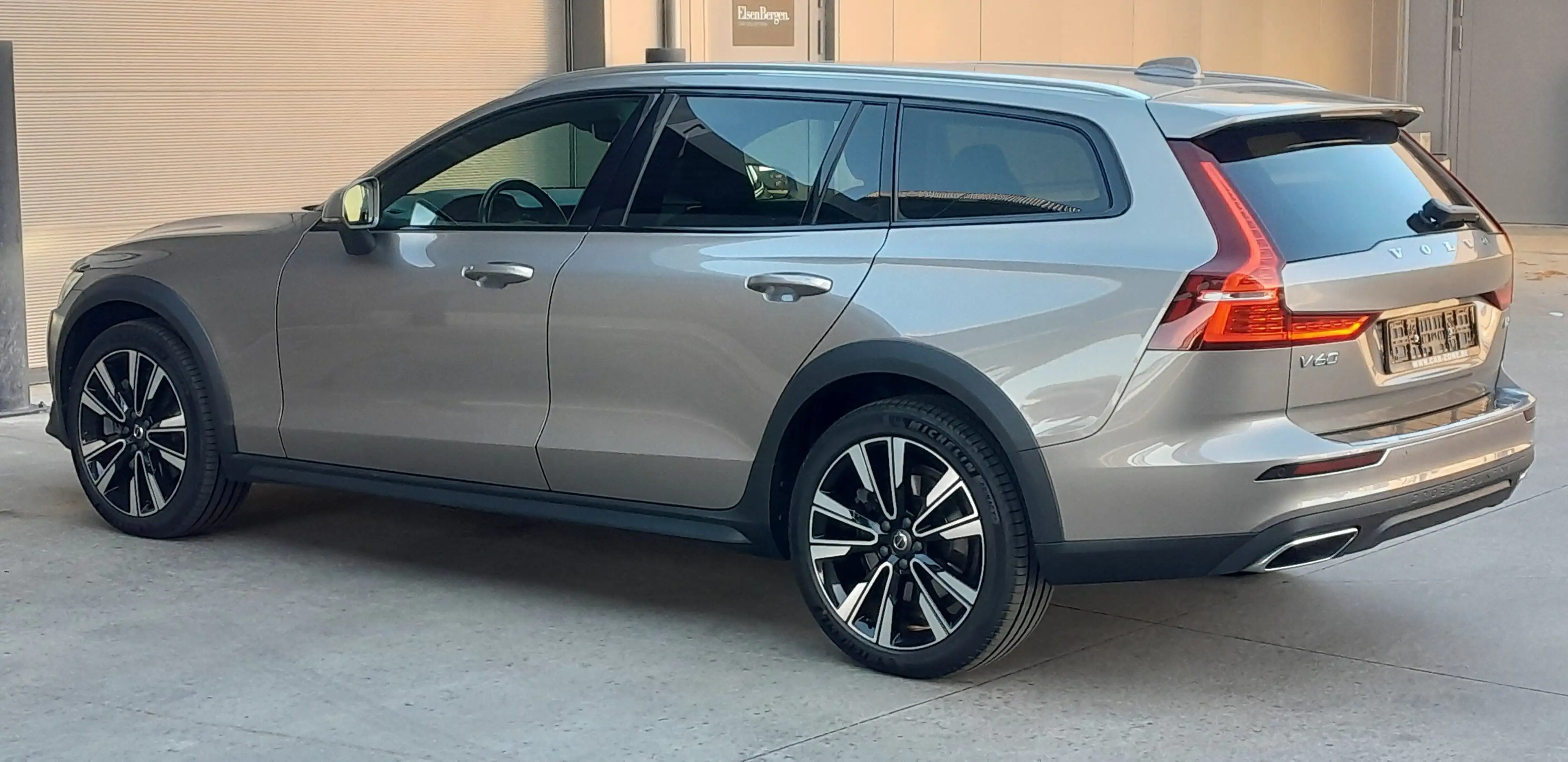 Volvo V60 Cross Country D3 AWD Geartronic — photo 4