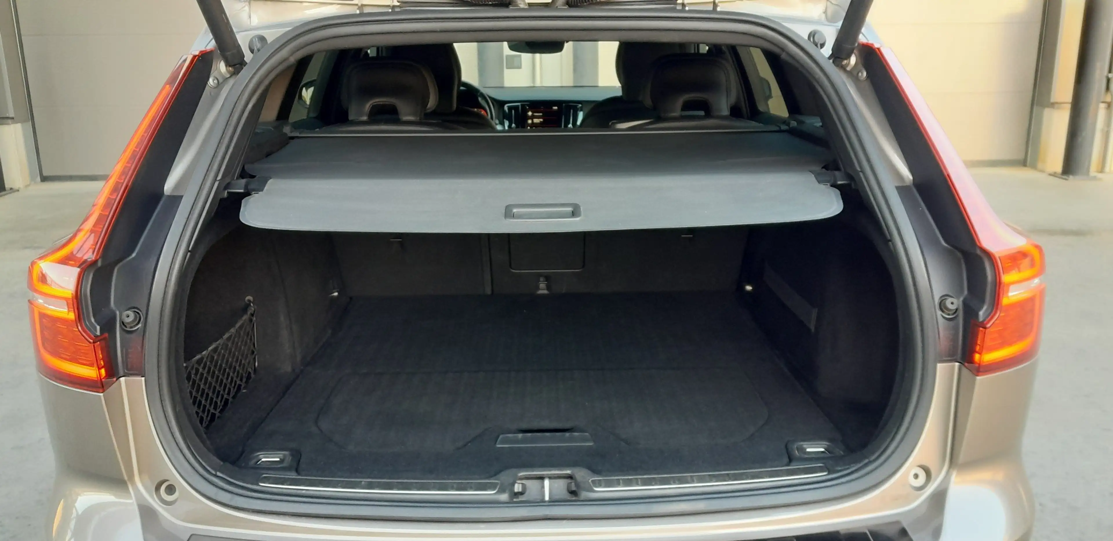 Volvo V60 Cross Country D3 AWD Geartronic — photo 11