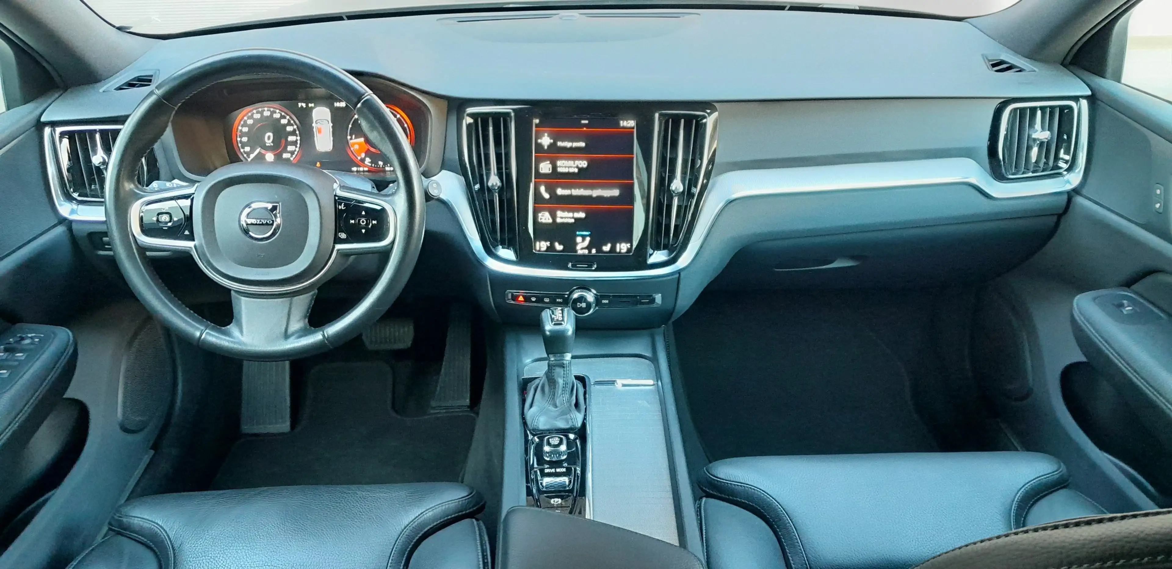 Volvo V60 Cross Country D3 AWD Geartronic — photo 9