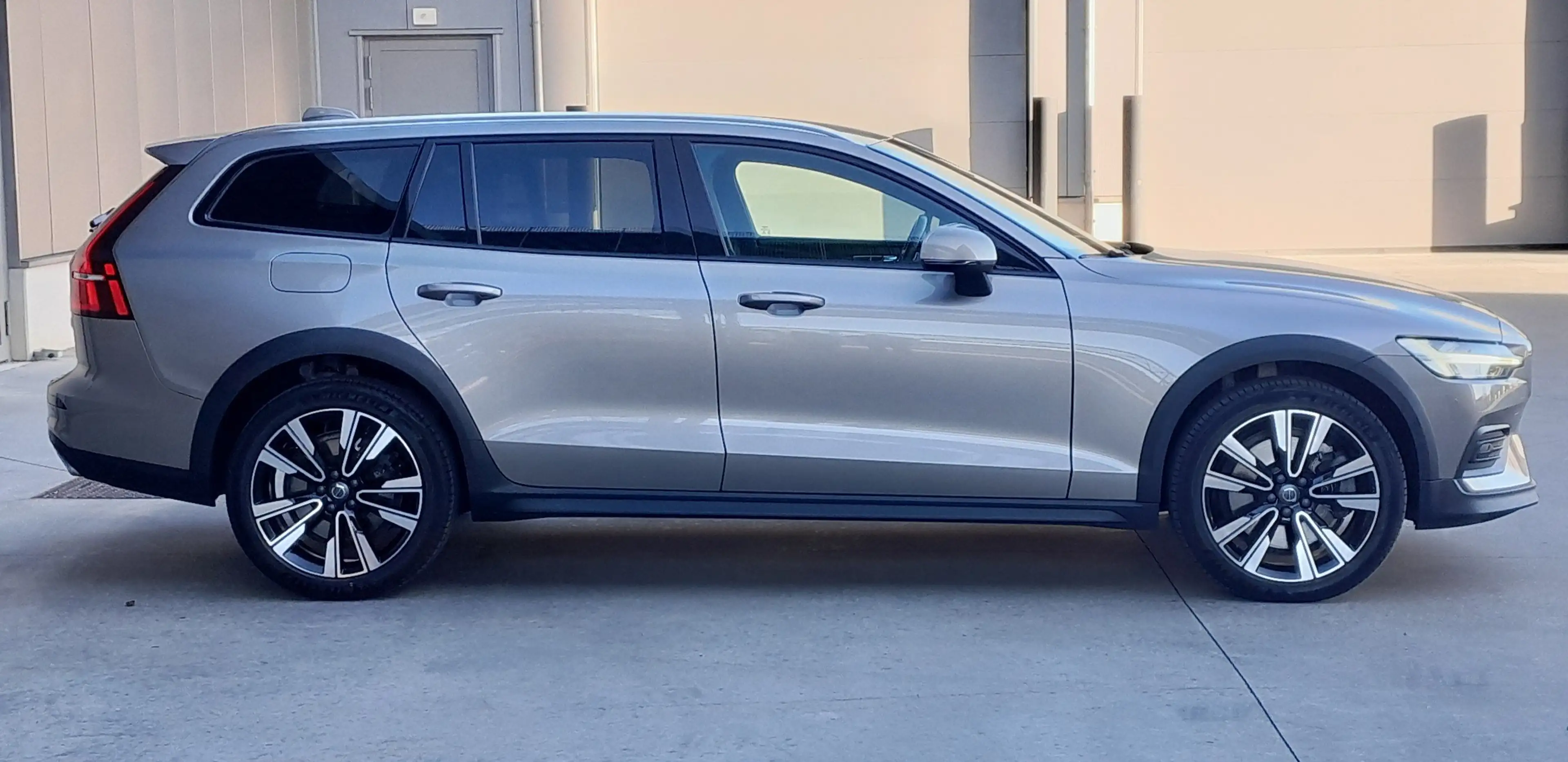 Volvo V60 Cross Country D3 AWD Geartronic — photo 5