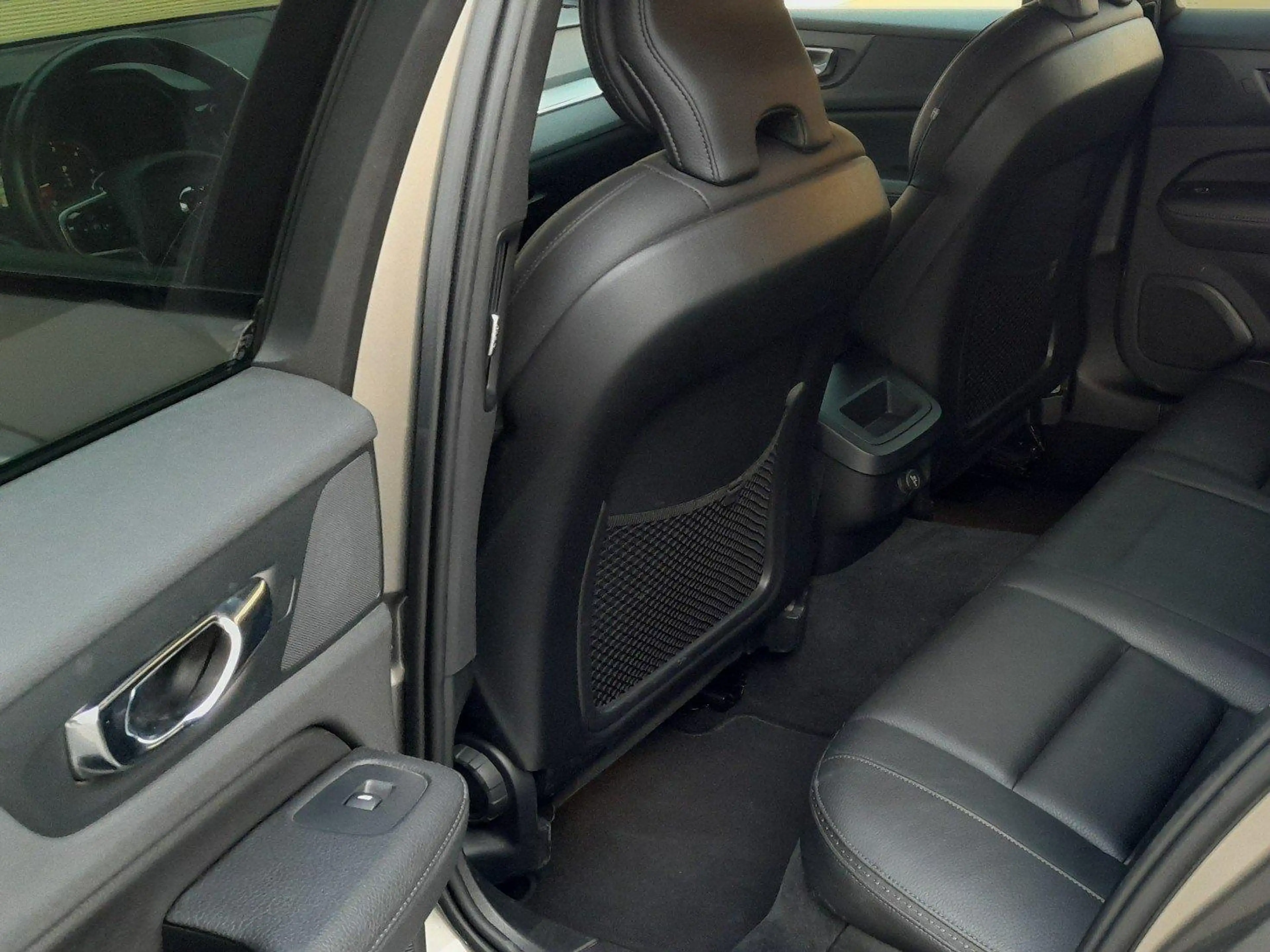 Volvo V60 Cross Country D3 AWD Geartronic — photo 10