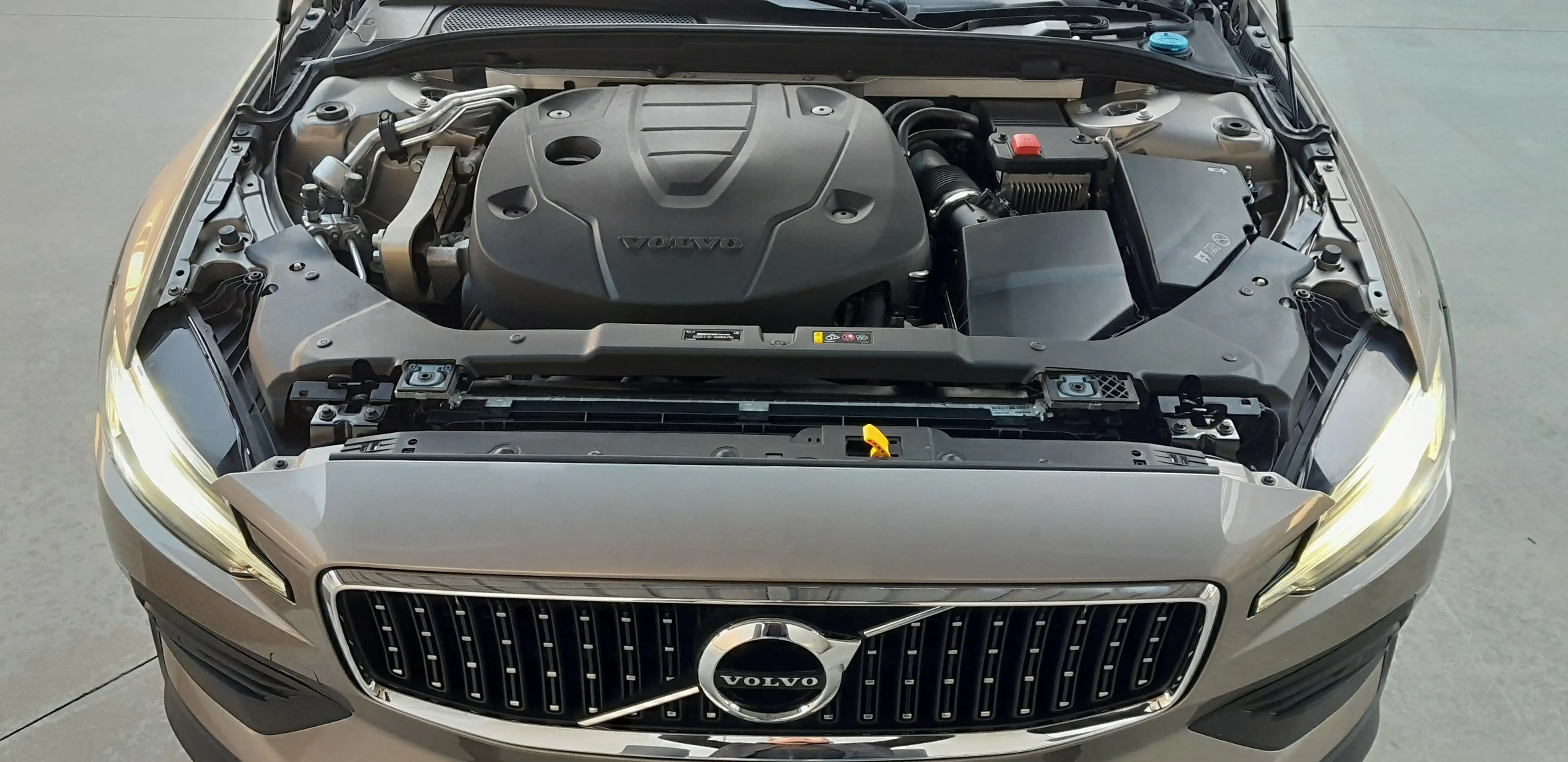 Volvo V60 Cross Country D3 AWD Geartronic — photo 14