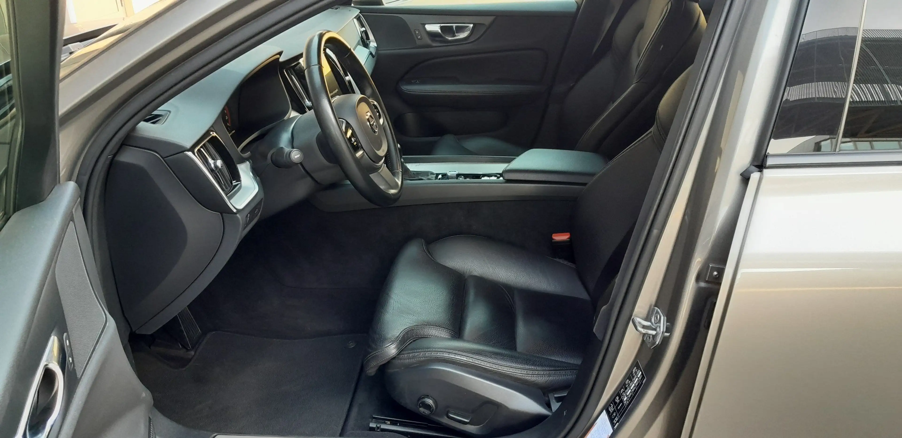 Volvo V60 Cross Country D3 AWD Geartronic — photo 7