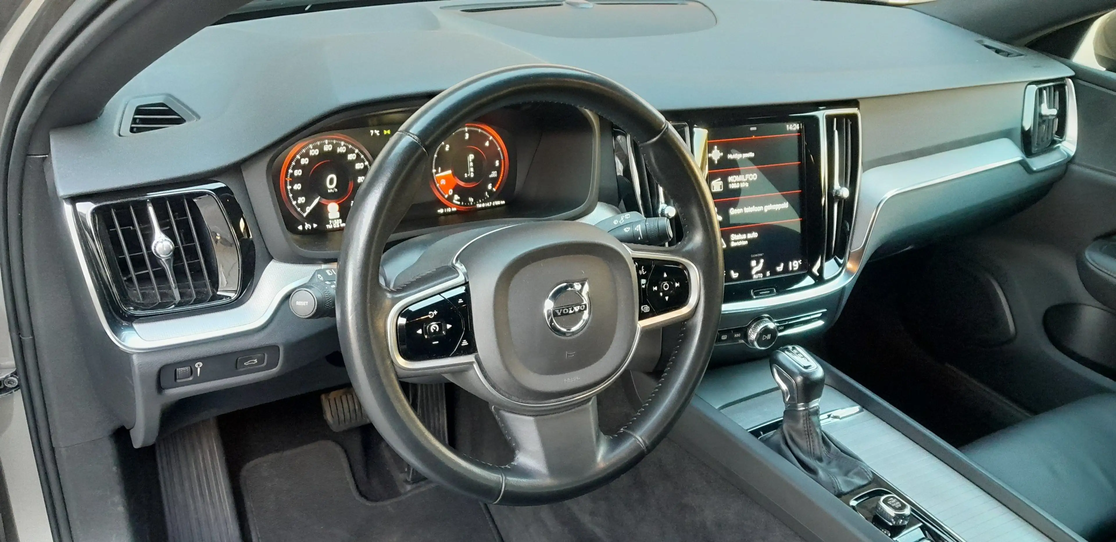 Volvo V60 Cross Country D3 AWD Geartronic — photo 8