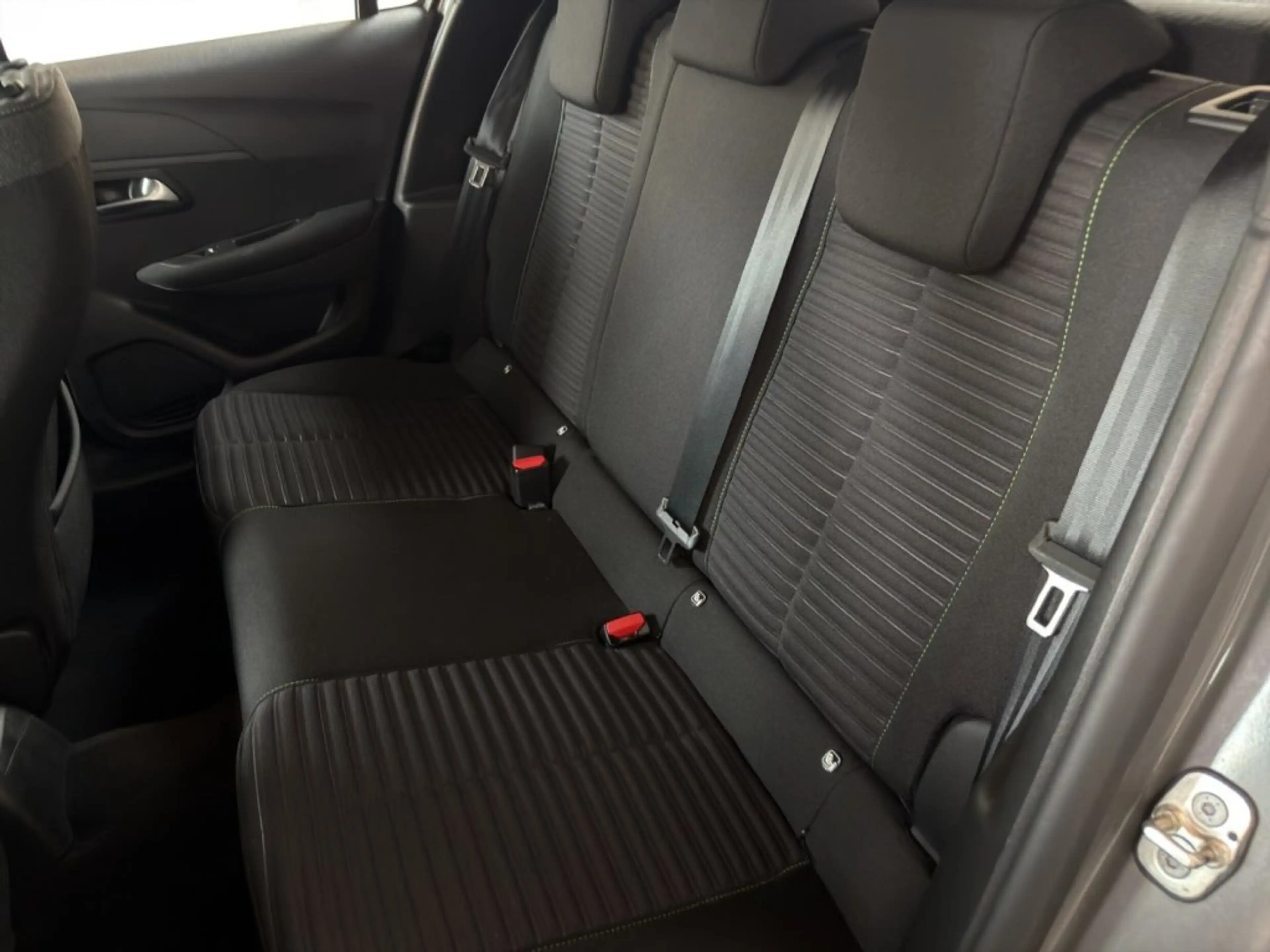Peugeot 208 Active Benzin 100 — photo 15
