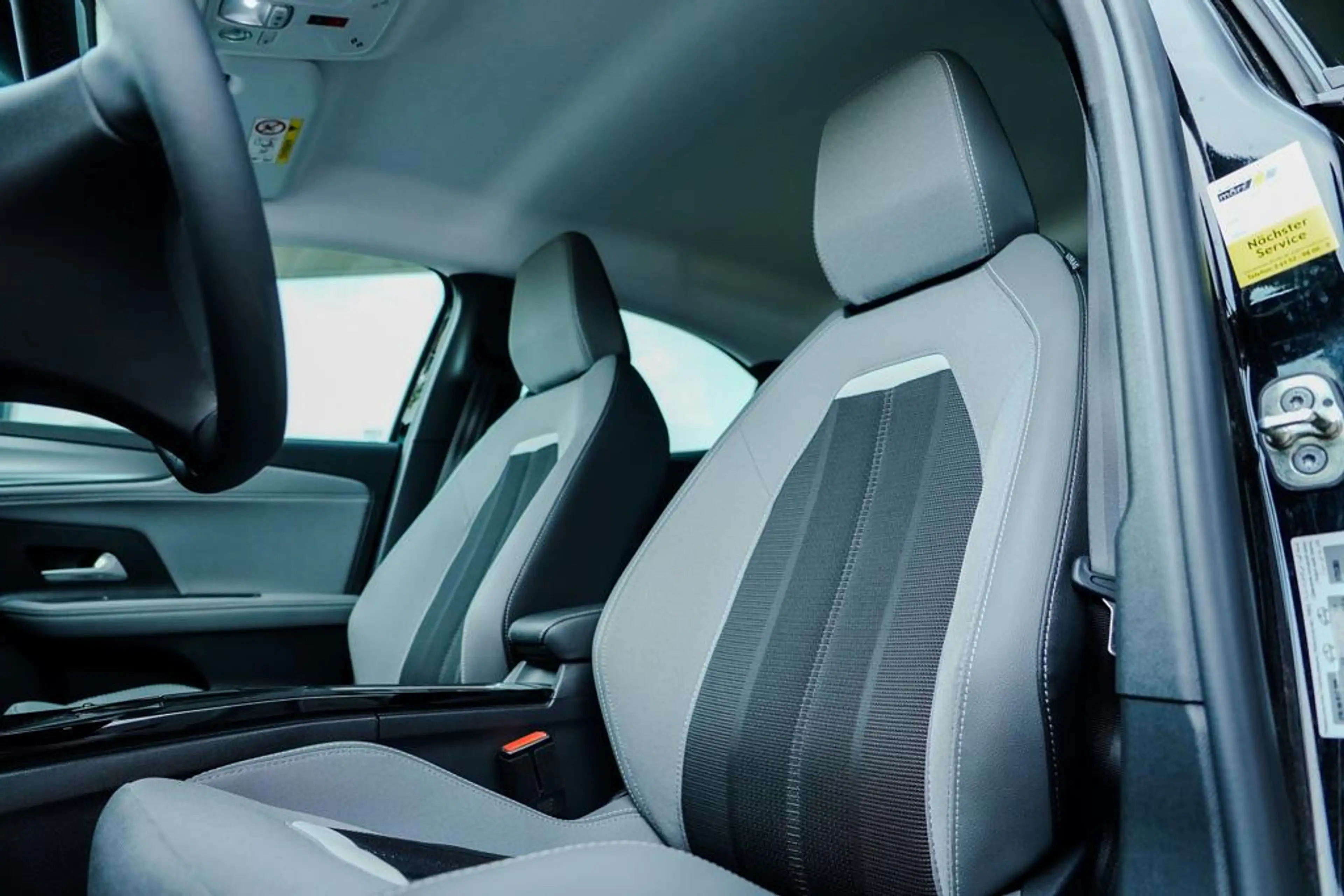 Opel Mokka-E Edition 50 kWh / Warmtepomp / Zwart Metallic / 1 E — photo 2