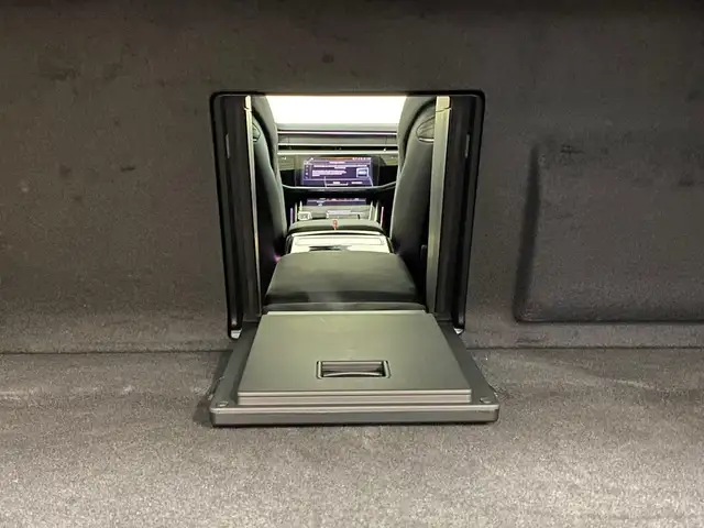 Audi A8 view 10