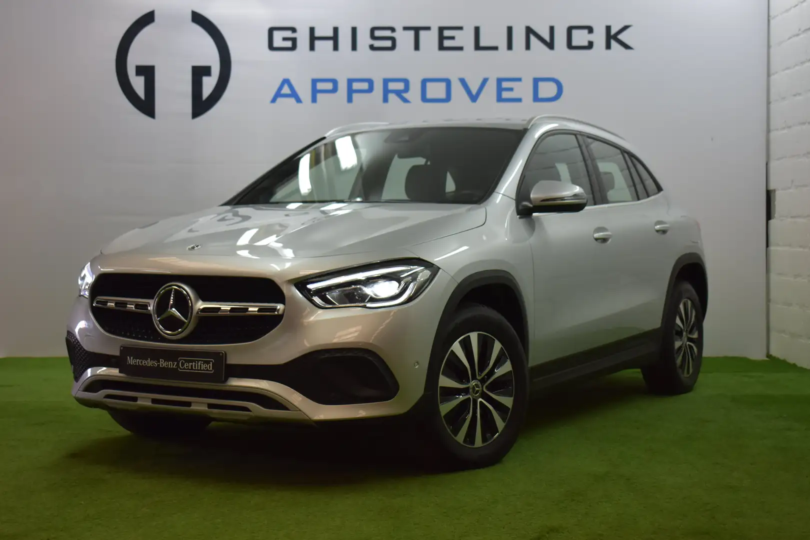 Mercedes-Benz GLA 180 d Off-Roader Argent - 1