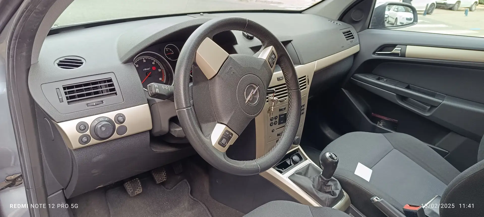 Opel Astra Astra 1.9CDTi Enjoy Enjoy Gris - 1