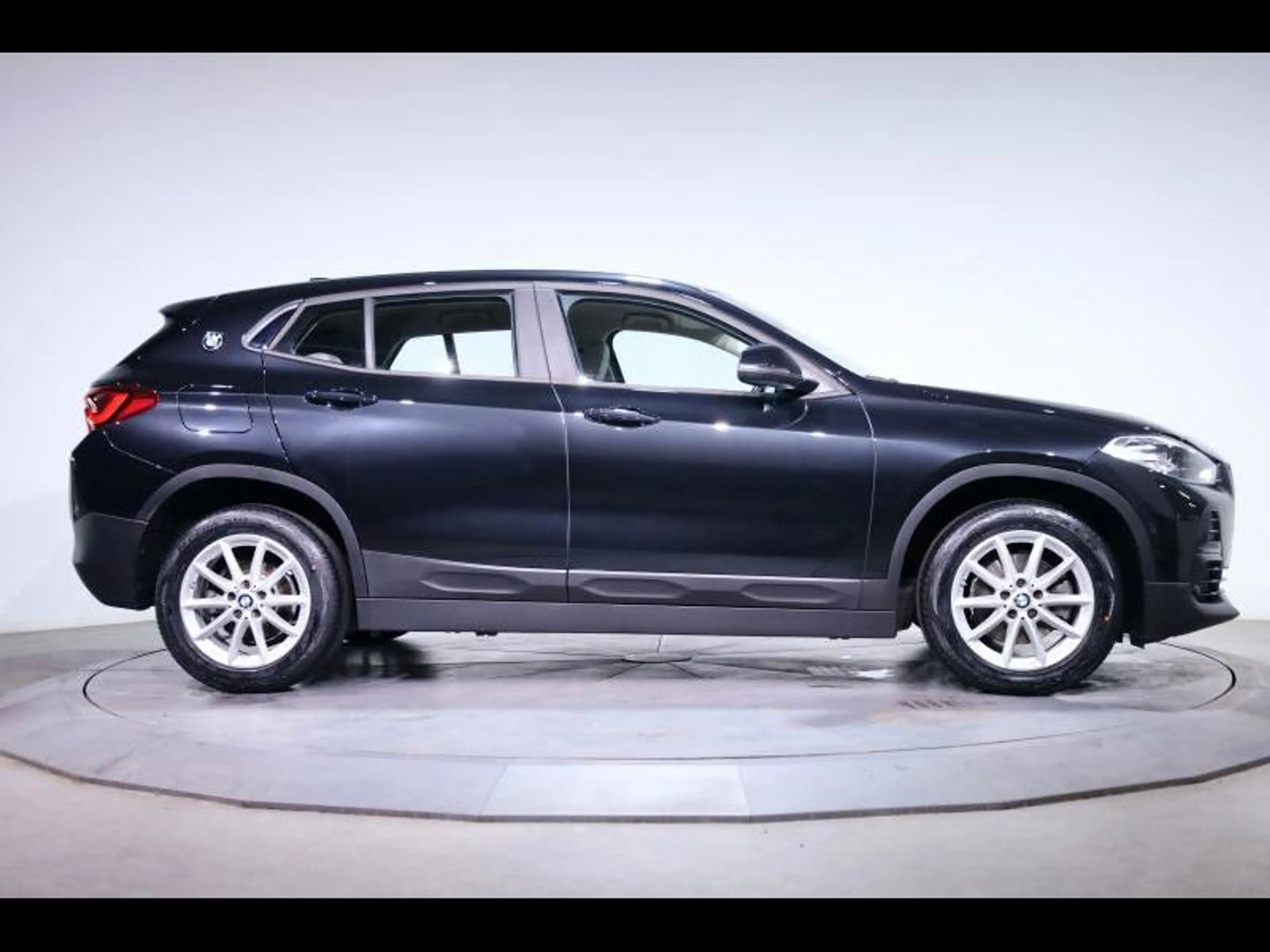 BMW X2 sDrive18i — photo 3