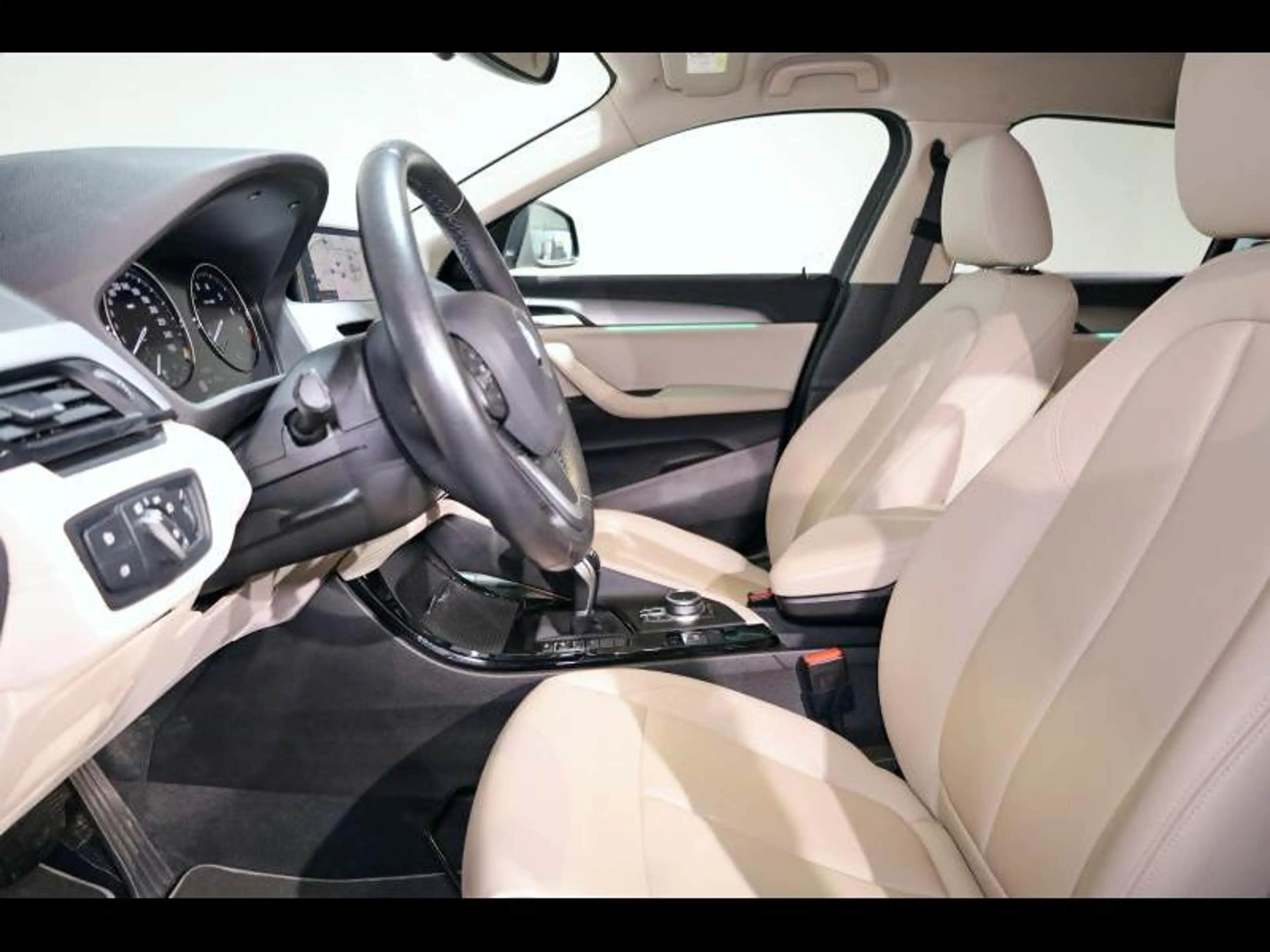 BMW X2 sDrive18i — photo 9