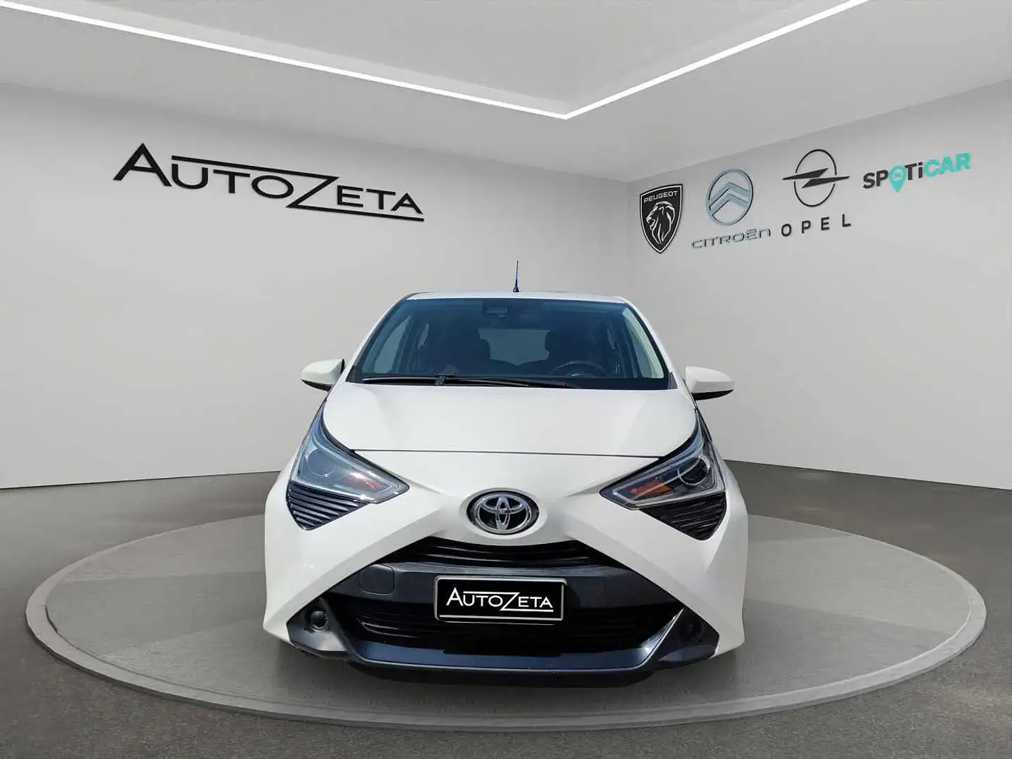 Toyota Aygo 2ª serie Connect 1.0 VVT-i 72 CV 5 porte x-cool Blanco - 2