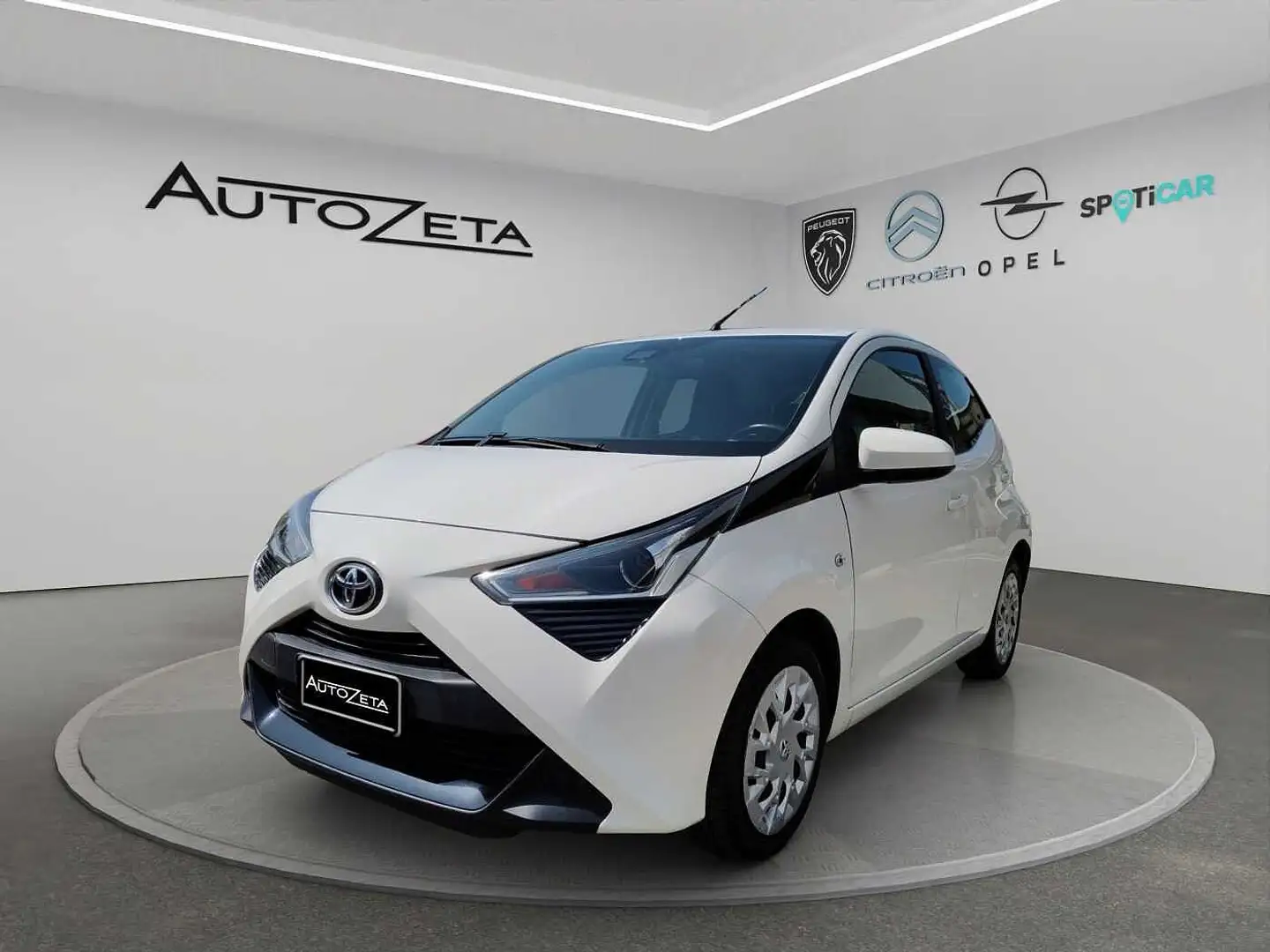 Toyota Aygo 2ª serie Connect 1.0 VVT-i 72 CV 5 porte x-cool Blanco - 1