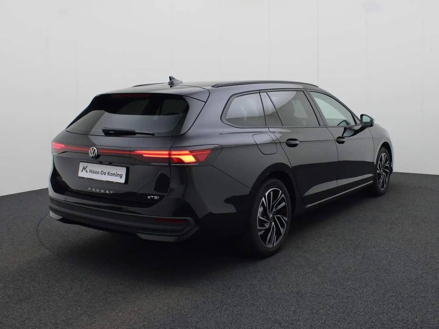 Volkswagen Passat Variant 1.5 eTSI/150PK Business · Achteruitrijcamera · Tre Negro - 2