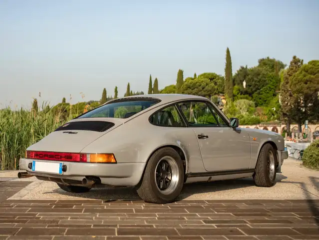 Porsche 911 view 5