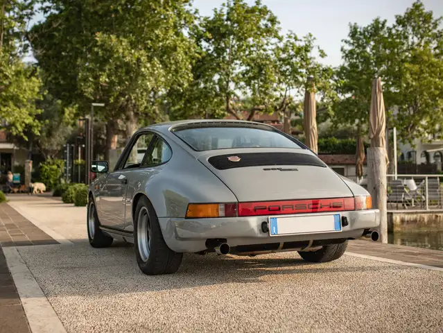 Porsche 911 view 6