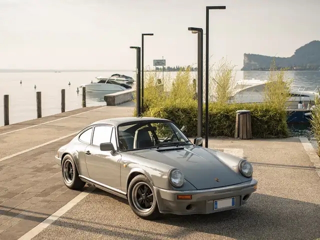 Porsche 911 view 3