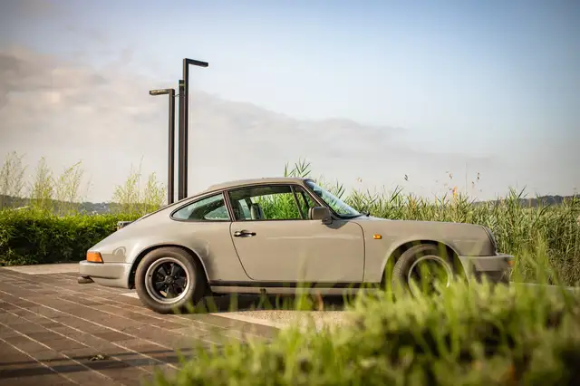 Porsche 911 view 4